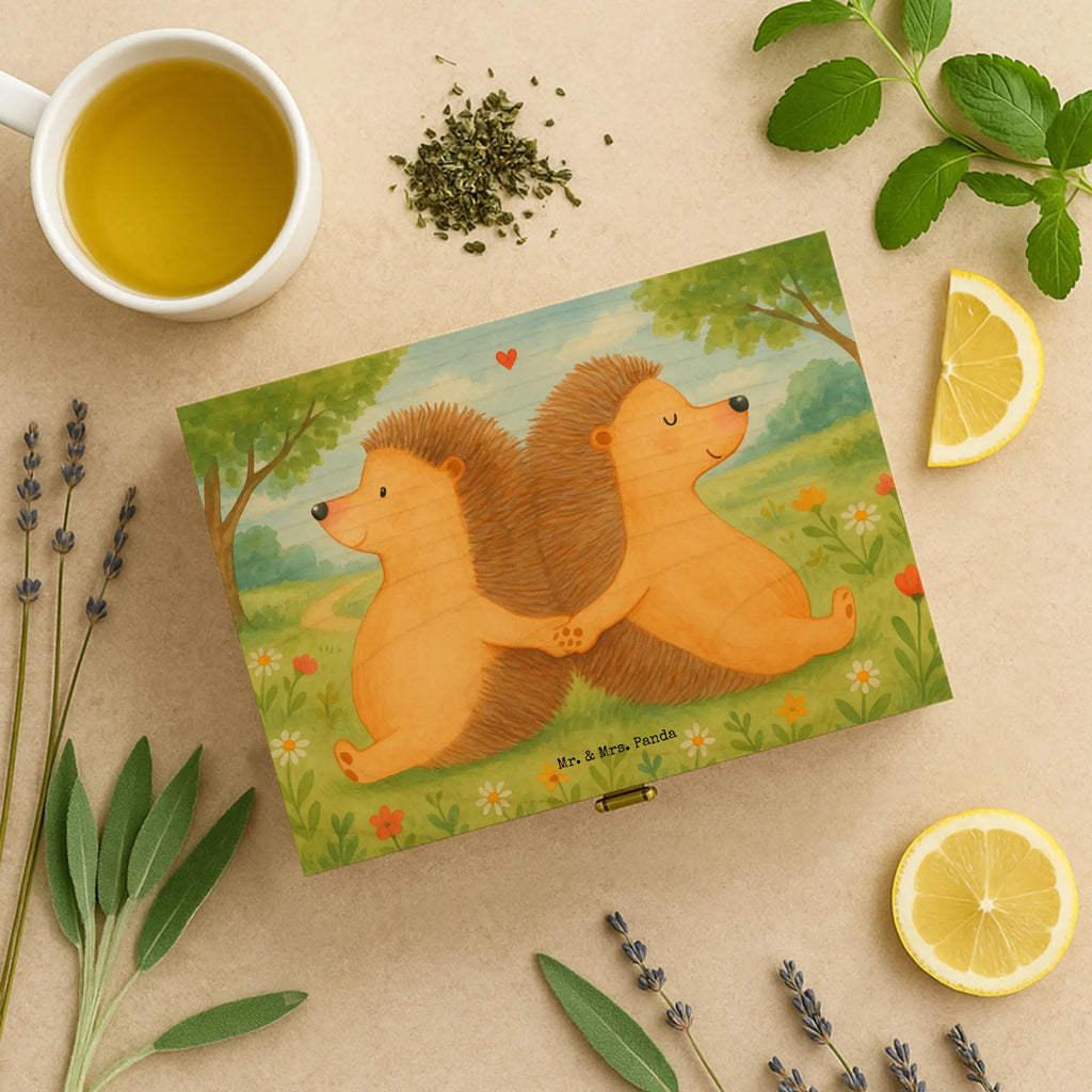 teebox Igel händchenhaltend Design aufbewahrungsbox für teebeutel, teekiste, teebehälter, teekasten, box für tee, teebeutel aufbewahrung, tee beutel halter, teebeutel behälter, teeaufbewahrungsbox, tee kiste, teebeutel aufbewahrungsbox, teeaufbewahrung, teebox, tee organizer, holzteekiste, vorratsbox tee, box für teebeutel, teebeutelbox, tee sortierbox, teebox für teebeutel, aufbewahrungsbox tee, holzteebox, tee organizer box, aufbewahrung tee, teebeutel organizer, teedose, Freundin, Freund, Liebe, Liebesgeschenk, Jahrestag, Verlobung, Partner, Ehemann, Ehefrau, Heiraten, Heiratsantrag, Hocheitstag, Hand in Hand, Hochzeit, Liebesbeweis, Love, Igelliebe, Geschenk für zwei, Igel, Gemeinsamkeit, Lieblingsmensch, Liebesbotschaft, große Liebe