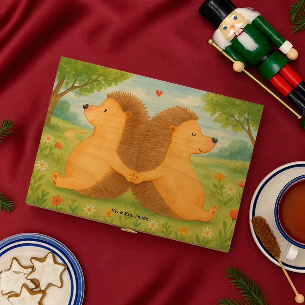 teebox Igel händchenhaltend Design aufbewahrungsbox für teebeutel, teekiste, teebehälter, teekasten, box für tee, teebeutel aufbewahrung, tee beutel halter, teebeutel behälter, teeaufbewahrungsbox, tee kiste, teebeutel aufbewahrungsbox, teeaufbewahrung, teebox, tee organizer, holzteekiste, vorratsbox tee, box für teebeutel, teebeutelbox, tee sortierbox, teebox für teebeutel, aufbewahrungsbox tee, holzteebox, tee organizer box, aufbewahrung tee, teebeutel organizer, teedose, Freundin, Freund, Liebe, Liebesgeschenk, Jahrestag, Verlobung, Partner, Ehemann, Ehefrau, Heiraten, Heiratsantrag, Hocheitstag, Hand in Hand, Hochzeit, Liebesbeweis, Love, Igelliebe, Geschenk für zwei, Igel, Gemeinsamkeit, Lieblingsmensch, Liebesbotschaft, große Liebe