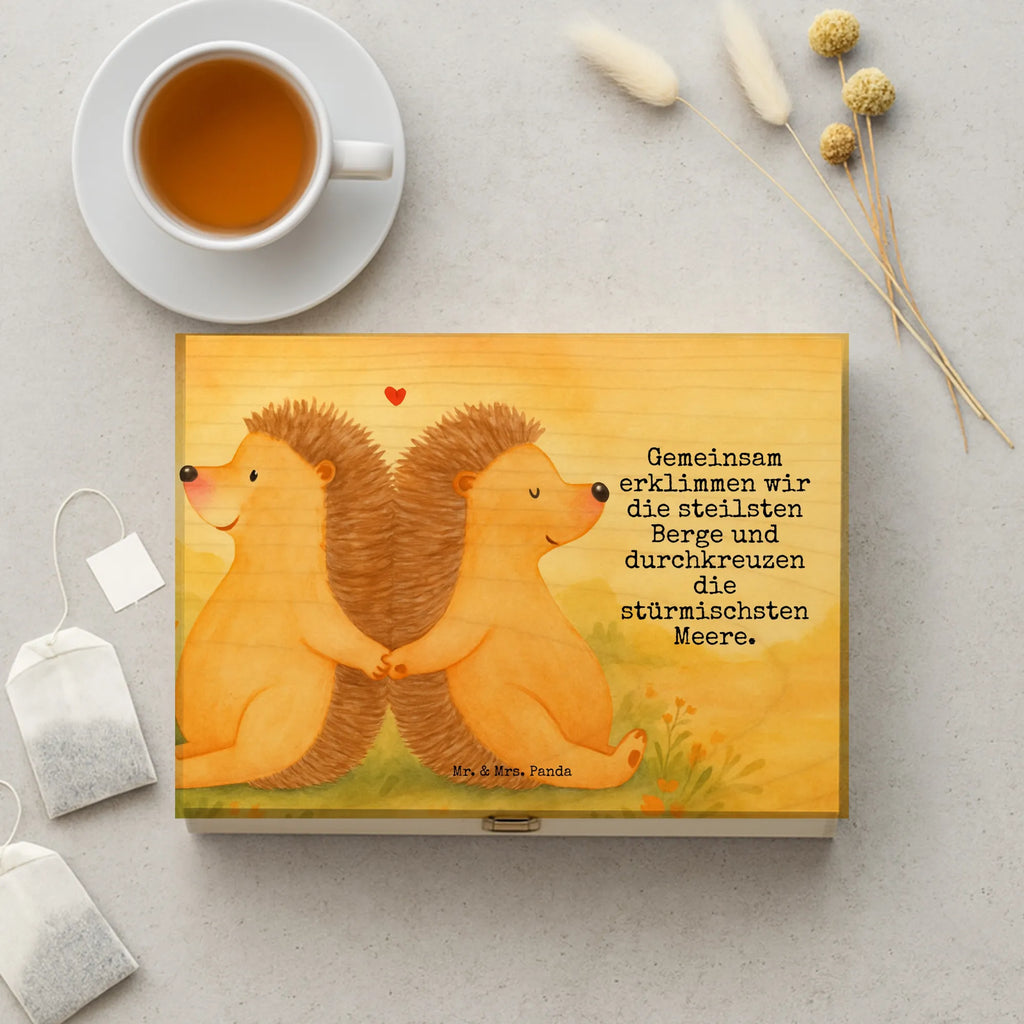 teebox Igel händchenhaltend Design aufbewahrungsbox für teebeutel, teekiste, teebehälter, teekasten, box für tee, teebeutel aufbewahrung, tee beutel halter, teebeutel behälter, teeaufbewahrungsbox, tee kiste, teebeutel aufbewahrungsbox, teeaufbewahrung, teebox, tee organizer, holzteekiste, vorratsbox tee, box für teebeutel, teebeutelbox, tee sortierbox, teebox für teebeutel, aufbewahrungsbox tee, holzteebox, tee organizer box, aufbewahrung tee, teebeutel organizer, teedose, Freundin, Freund, Liebe, Liebesgeschenk, Jahrestag, Verlobung, Partner, Ehemann, Ehefrau, Heiraten, Heiratsantrag, Hocheitstag, Hand in Hand, Hochzeit, Liebesbeweis, Love, Igelliebe, Geschenk für zwei, Igel, Gemeinsamkeit, Lieblingsmensch, Liebesbotschaft, große Liebe