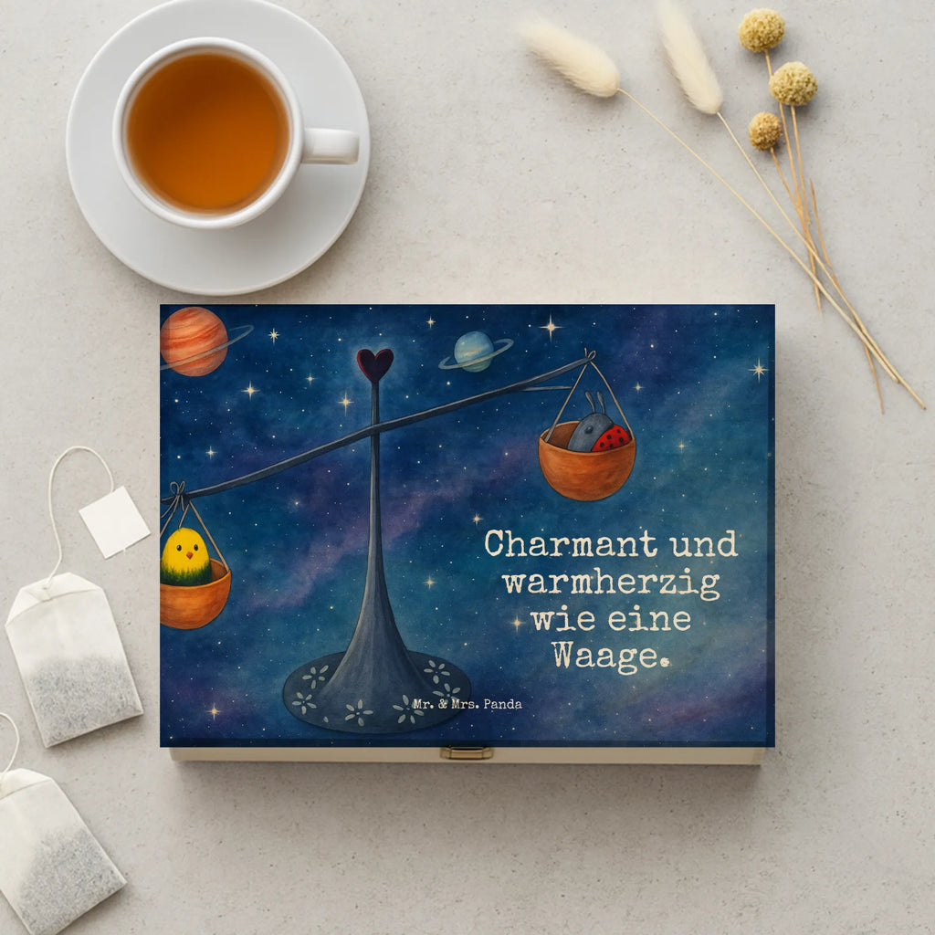 teebox Sternzeichen Waage Design aufbewahrungsbox tee, teekiste, teebeutel organizer, holzteekiste, teekasten, teeaufbewahrung, teebox für teebeutel, aufbewahrungsbox für teebeutel, teeaufbewahrungsbox, tee organizer, teebeutelbox, box für tee, tee organizer box, vorratsbox tee, tee kiste, tee sortierbox, teebeutel aufbewahrungsbox, teebeutel behälter, tee beutel halter, holzteebox, teebeutel aufbewahrung, teebox, box für teebeutel, teebehälter, aufbewahrung tee, teedose, Sternzeichen, Tierkreiszeichen, Horoskop, Astrologie, Aszendent, Hummel, Geschenk September, Geschenk Oktober, Geburtstag Oktober, Biene, Waage Sternzeichen, Gleichgewicht, Geburtstag September, Waage Geschenk, Waage, Marienkäfer