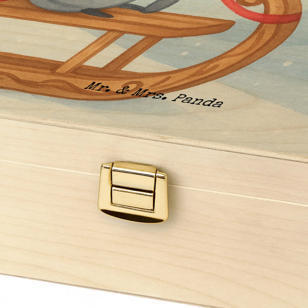 tee organizer Smörle Rodeln Design vorratsbox tee, box für teebeutel, holzteebox, teebeutel aufbewahrung, aufbewahrungsbox tee, teekasten, tee organizer box, teebox, tee organizer, teedose, tee kiste, teeaufbewahrung, teebeutelbox, teeaufbewahrungsbox, teebehälter, teebeutel organizer, teebeutel behälter, tee sortierbox, teekiste, teebeutel aufbewahrungsbox, aufbewahrung tee, teebox für teebeutel, holzteekiste, tee beutel halter, aufbewahrungsbox für teebeutel, box für tee, Weihnachten, Winter, Weihnachtsdeko, Nikolaus, Advent, Heiligabend, Wintermotiv, Schlittenfahren, Smörle, Marzipan