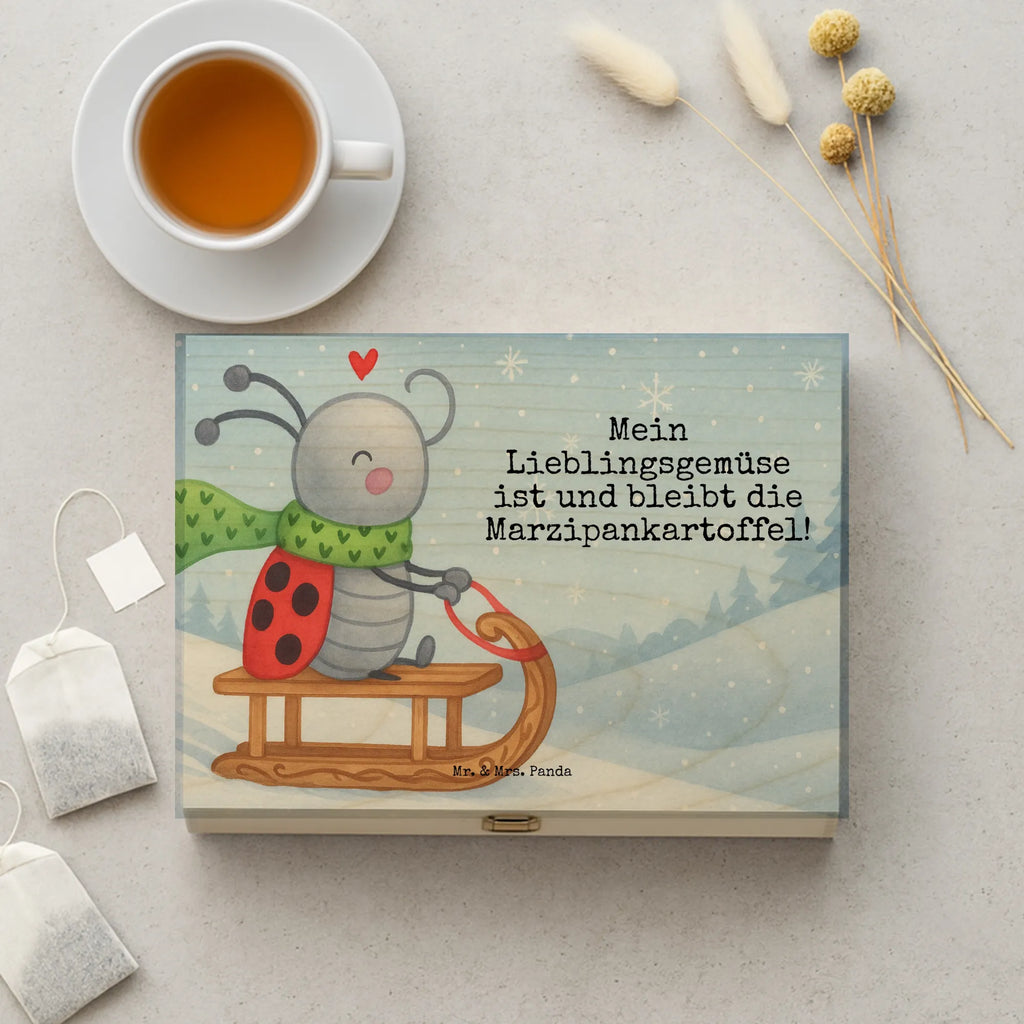 tee organizer Smörle Rodeln Design vorratsbox tee, box für teebeutel, holzteebox, teebeutel aufbewahrung, aufbewahrungsbox tee, teekasten, tee organizer box, teebox, tee organizer, teedose, tee kiste, teeaufbewahrung, teebeutelbox, teeaufbewahrungsbox, teebehälter, teebeutel organizer, teebeutel behälter, tee sortierbox, teekiste, teebeutel aufbewahrungsbox, aufbewahrung tee, teebox für teebeutel, holzteekiste, tee beutel halter, aufbewahrungsbox für teebeutel, box für tee, Weihnachten, Winter, Weihnachtsdeko, Nikolaus, Advent, Heiligabend, Wintermotiv, Schlittenfahren, Smörle, Marzipan