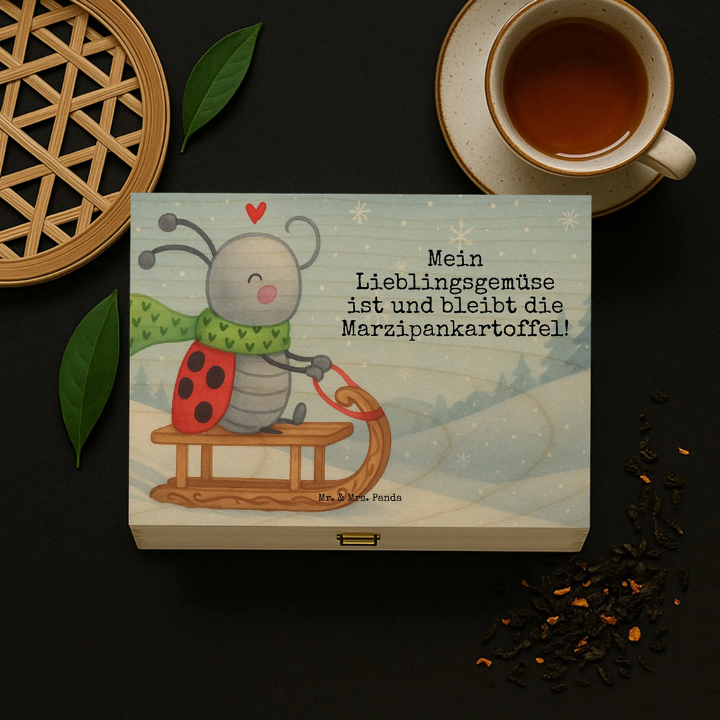 tee organizer Smörle Rodeln Design vorratsbox tee, box für teebeutel, holzteebox, teebeutel aufbewahrung, aufbewahrungsbox tee, teekasten, tee organizer box, teebox, tee organizer, teedose, tee kiste, teeaufbewahrung, teebeutelbox, teeaufbewahrungsbox, teebehälter, teebeutel organizer, teebeutel behälter, tee sortierbox, teekiste, teebeutel aufbewahrungsbox, aufbewahrung tee, teebox für teebeutel, holzteekiste, tee beutel halter, aufbewahrungsbox für teebeutel, box für tee, Weihnachten, Winter, Weihnachtsdeko, Nikolaus, Advent, Heiligabend, Wintermotiv, Schlittenfahren, Smörle, Marzipan