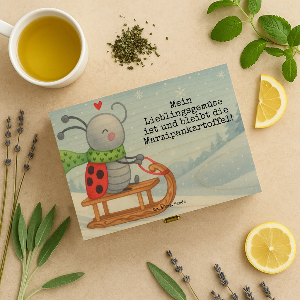 tee organizer Smörle Rodeln Design vorratsbox tee, box für teebeutel, holzteebox, teebeutel aufbewahrung, aufbewahrungsbox tee, teekasten, tee organizer box, teebox, tee organizer, teedose, tee kiste, teeaufbewahrung, teebeutelbox, teeaufbewahrungsbox, teebehälter, teebeutel organizer, teebeutel behälter, tee sortierbox, teekiste, teebeutel aufbewahrungsbox, aufbewahrung tee, teebox für teebeutel, holzteekiste, tee beutel halter, aufbewahrungsbox für teebeutel, box für tee, Weihnachten, Winter, Weihnachtsdeko, Nikolaus, Advent, Heiligabend, Wintermotiv, Schlittenfahren, Smörle, Marzipan