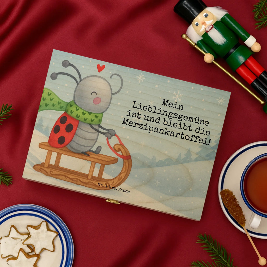 tee organizer Smörle Rodeln Design vorratsbox tee, box für teebeutel, holzteebox, teebeutel aufbewahrung, aufbewahrungsbox tee, teekasten, tee organizer box, teebox, tee organizer, teedose, tee kiste, teeaufbewahrung, teebeutelbox, teeaufbewahrungsbox, teebehälter, teebeutel organizer, teebeutel behälter, tee sortierbox, teekiste, teebeutel aufbewahrungsbox, aufbewahrung tee, teebox für teebeutel, holzteekiste, tee beutel halter, aufbewahrungsbox für teebeutel, box für tee, Weihnachten, Winter, Weihnachtsdeko, Nikolaus, Advent, Heiligabend, Wintermotiv, Schlittenfahren, Smörle, Marzipan