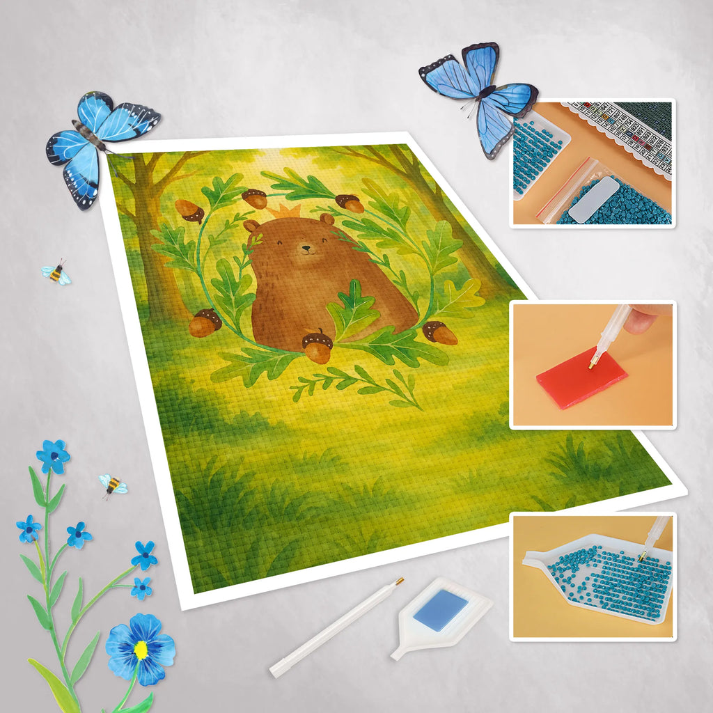 Diamond Painting Bär König Design diamant malerei, mosaik bilder, funkelbilder, diamant gemälde, malen mit diamanten, diamond painting bilder, diy diamant painting set, strass malerei, glitzerbild, diamant malerei set, diy diamond painting, diamond art, diamant painting set, diamond painting set, diamant stickerei set, glitzerbilder, Kristallbild, diamond painting komplettset, diamond painting kits, diamant stickerei, diamant mosaik, diamantbild, diamant steine bilder, diamant painting kit, mosaik set, diamant bastelset, 5d diamant painting, steinchenbilder, diamant kunst, strassbilder, diamant painting bilder, diamant malset, diamond painting sets, diamond painting kit, Diamond Painting, mosaik malerei, diamant painting, diamant bilder, bilder mit diamanten, 5d diamond painting, Teddy, Bär, Teddybär, Vatertag, Daddy, Vater, Dad, Papa Bär, Bester Papa, Papa, Papi, Bester Vater, Weltbester Papa