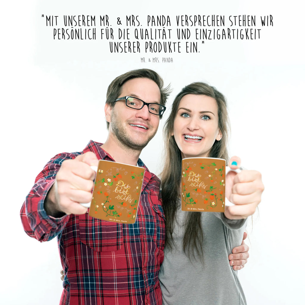 Tasse Erdbeeren Du bist süß Geschenktasse, Porzellantasse, Bürotasse, Tasse mit Zitaten, Teetasse, Tasse mit Motiven, Keramiktasse, Kaffeetasse, Tasse, Blumen Deko, Frühlings Deko, Sommer Deko, Dekoration, positive Botschaft, Naturliebhaber, Outdoor, Natur, Abenteuer, Kompliment, Liebe Spruch, Jahrestag, Geschenk Freundin, Geschenk Partner, Du bist süß, Deko, Liebe Zitat, süß, Erdbeere