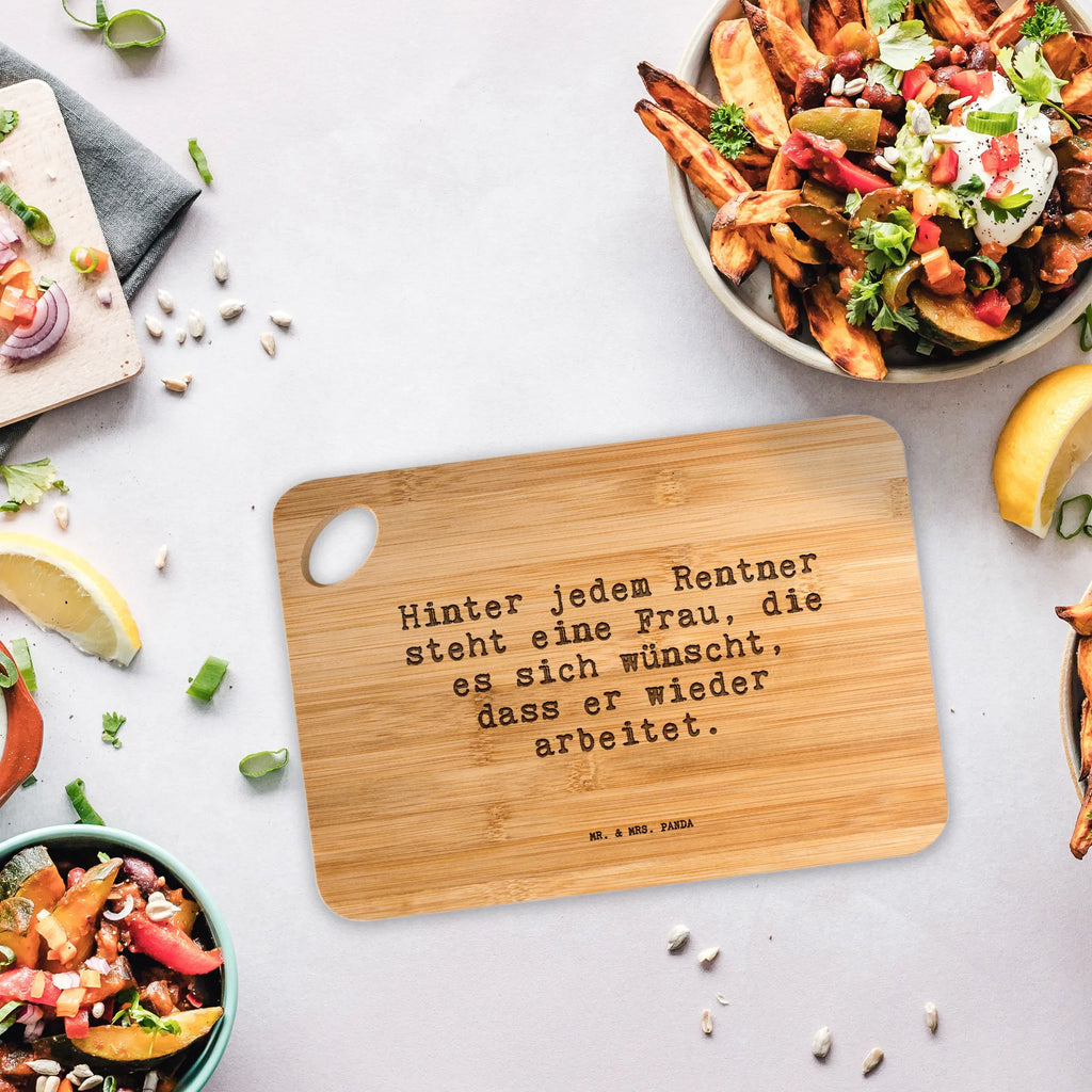 Brett Hinter jedem Rentner steht... Brett, Hackbrett, Frühstücksbrett, Holzbrettchen, Küchenbrett, Holzbrett, Servierbrett, Schneidebrett, Spruch, Sprüche, lustige Sprüche, Weisheiten, Zitate, Spruch Geschenke, Spruch Sprüche Weisheiten Zitate Lustig Weisheit Worte