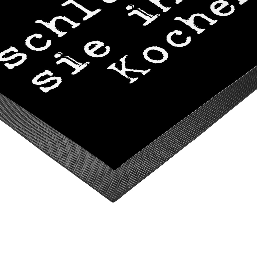 Fußmatte Fun Talk Frauen gehören in die Küche - Füße hochgelegt und Cocktail schlürfend, während sie ihrem Mann beim Kochen zusieht. Fußabstreifer, Schmutzfangmatte waschbar, Vorleger, Fußmatte außen, Fußabtreter, Schmutzfänger, Fußmatten, Türmatte, Matte, Fußmatte waschbar, Motivfußmatte, Haustürmatte, Schmutzfangmatte, Türvorleger, Fußmatte außen wetterfest, Fußmatte innen, Fussmatten, Schmutzmatte, Sauberlaufmatte, Gummimatte, Fussmatten online, Fußabstreifer außen, Fußabtreter außen, Eingangsteppich, Fußmatte outdoor, Schmutzfangteppich, Gummi Matte, Spruch, Sprüche, lustige Sprüche, Weisheiten, Zitate, Spruch Geschenke, Glizer Spruch Sprüche Weisheiten Zitate Lustig Weisheit Worte