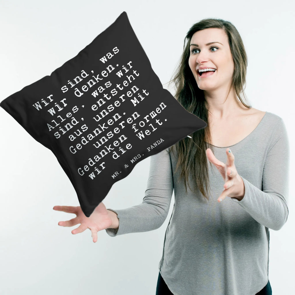 40x40 Kissen Fun Talk Wir sind, was wir denken. Alles, was wir sind, entsteht aus unseren Gedanken. Mit unseren Gedanken formen wir die Welt. Motivkissen, Sofakissen, Kissenbezüge, Kissen, Couchkissen, Kissenhülle 40x40, sitzkissen, Kopfkissen 40x40, Kopfkissen, Dekokissen, Dekokissen 40x40, sofakissen, Sofakissen 40x40, Zierkissen, Kissen 40x40 Waschbar, Kissenhülle, Kissenbezug 40x40, Dekokissen Sofa, Kissen 40x40, Spruch, Sprüche, lustige Sprüche, Weisheiten, Zitate, Spruch Geschenke, Glizer Spruch Sprüche Weisheiten Zitate Lustig Weisheit Worte