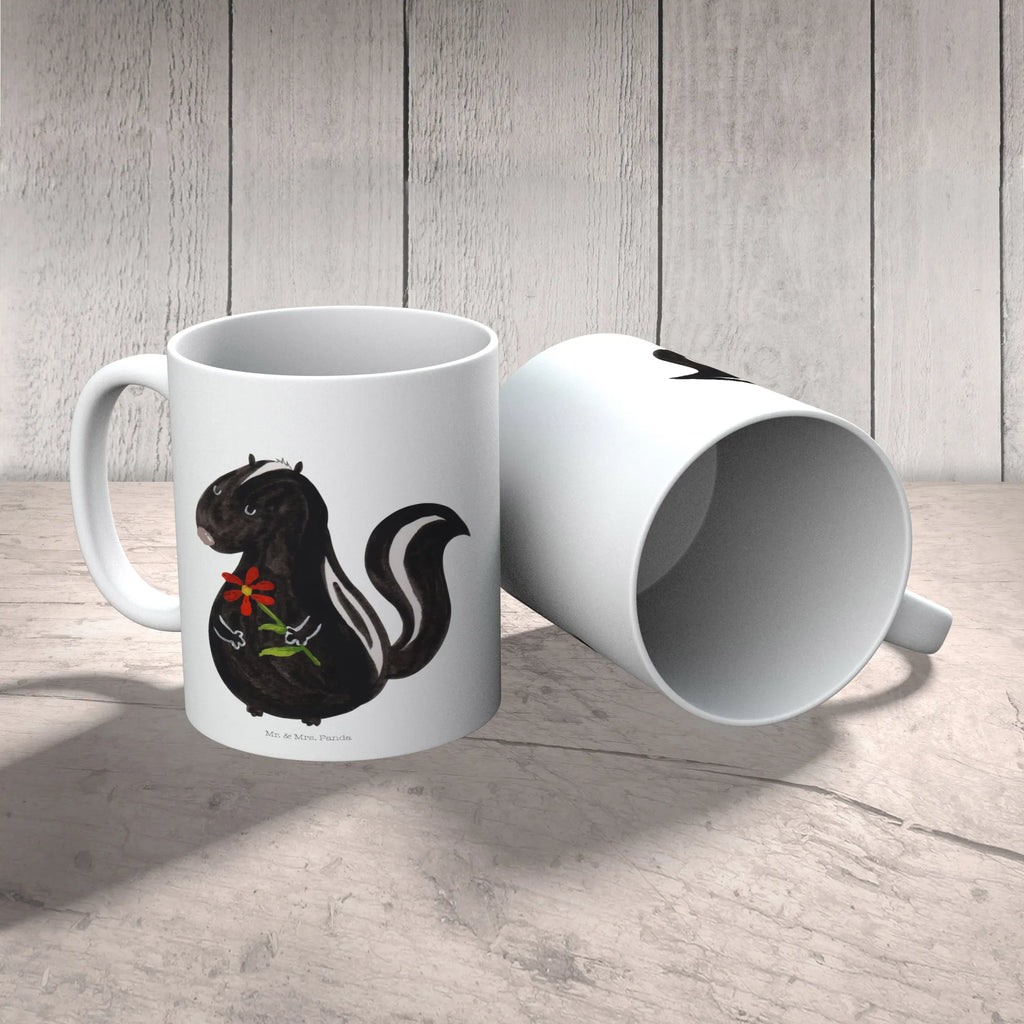 Mug skunk flower Geschenktasse, Tasse mit Motiven, Kaffeetasse, Bürotasse, Keramiktasse, Porzellantasse, Teetasse, Tasse, Tasse mit Zitaten, Stinktier, Skunk, Raubtier, Dreams, Träume, Tagträumer, Stinker, Stinki, Wildtier, verträumt