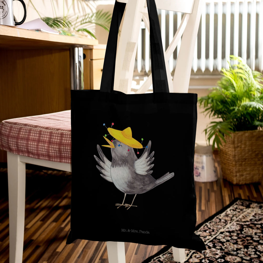 Tote bag Crow sombrero Tüte, Einkaufstüte, Beutel, uni tasche, Statementbeutel, Stofftasche, Strandtasche, Stoffbeutel, Jutetasche, bedruckte tasche, Alltagstasche, unitasche, Beuteltasche, baumwollbeutel, Einkaufsbeutel, Jutebeutel, Einkaufstasche, Schultertasche, Laptoptasche, Tasche, shopping tasche, Shopper, Henkeltasche, Badetasche, Leinentasche, Tragetasche, Baumwolltasche, tote bag, Umhängetasche, Schultasche, büchertasche, Gute Laune, Tiermotive, Tiere, lustige Sprüche, Vogel, Spruch positiv, froh, Vögel, glücklich sein, Glück Spruch, Elster, Rabe, Motivation, fröhlich sein
