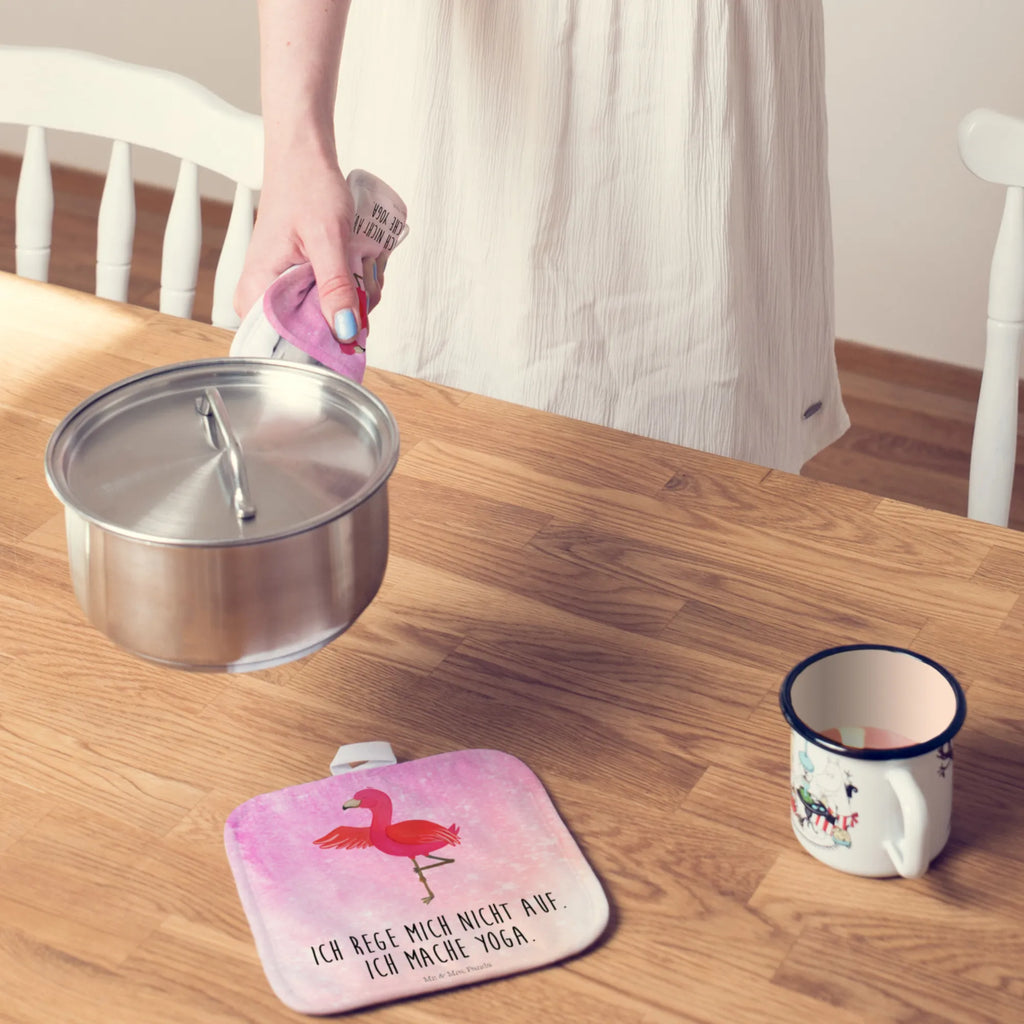 2er Set Topflappen  Flamingo Yoga Topflappen 2er Set, Topfhandschuh, Topflappen mit Spruch, Schöne Topflappen, Topflappen Set, Ofenhandschuh, Topflappenset, Topflappen lustig, Ofenhandschuhe, Topfuntersetzer, Topfhandschuhe, Topflappen, Flamingo, Entspannung, Aufregen, Yoga, Vogel, Ärger, Namaste, Achtsamkeit, Tiefenentspannung, Yoga-Übung