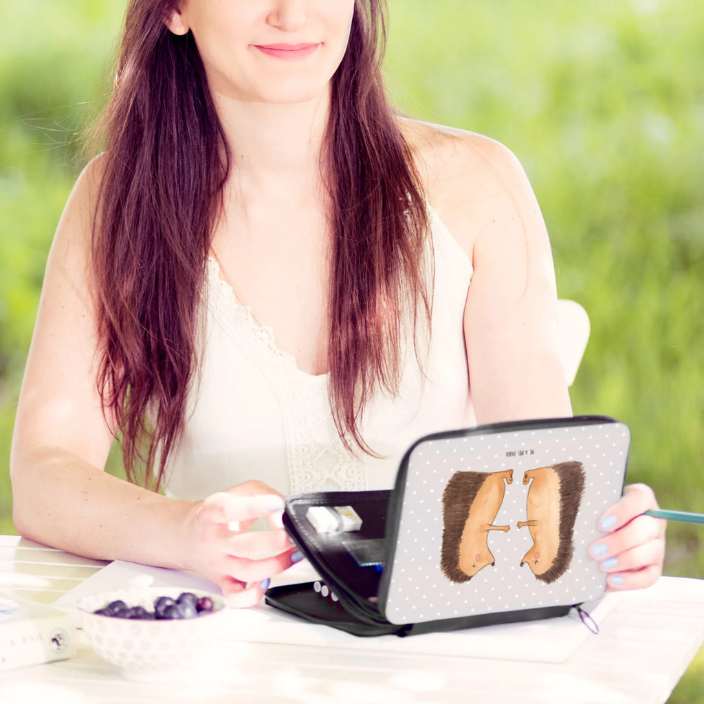 Federmappe Igel Liebe Malmappe, Bleistiftetui, Etui für Stifte, Schüleretui, Schreibetui, Schreibmappe, Schuletui, Stiftetasche, Schlampermäppchen, Stifteetui, Federmäppchen, Buntstiftmäppchen, Federtasche, Schulmäppchen, Stiftemappe, Mäppchen, Federmappe Set, Stiftebeutel, Bleistift Etui, Buntstiftetui, Zeichenetui, Stifte Etui, Farbstiftetui, Freundin, Freund, Liebe, Liebesgeschenk, Jahrestag, Verlobung, Partner, Ehemann, Ehefrau, Heiraten, Heiratsantrag, Hocheitstag, Igel, Verlobt, Verliebt, Geschenk, Hochzeitstag, Liebesbeweis, Verheiratet, Hochzeit