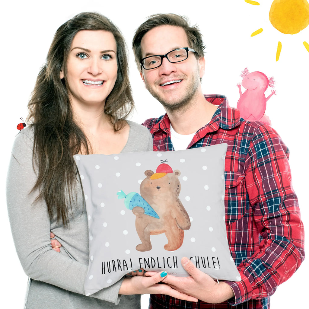 40x40 poduszka Niedźwiedź Torebka szkolna Motivkissen, wurfkissen, Polsterkissen, microfaser zierkissen, zierkissen 40x40, wohnzimmer kissen, Kissen, kissen für sofa, Dekokissen Sofa, Sofakissen, Dekokissen 40x40, 40 X 40 Kissen, zier kissen, microfaser sofakissen, deko kissen, sofa kissen, kuschelkissen 40x40, Sofakissen 40x40, Mikrofaser Kissen, microfaser kopfkissen, Kopfkissen, 40x40 kissen, Dekokissen, Zierkissen, kissen mikrofaser, Kissen 40x40, couch kissen, Couchkissen, kuschel kissen, microfaser dekokissen, kissen 40 x 40, kissen für couch, couchkissen 40x40, Kopfkissen 40x40, Kuschelkissen, Teddy, Teddybär, Bär, Schulanfang, Grundschule, Schultüte, Schule Geschenk, Erster Schultag Geschenk, Bär Motiv, Einschulung Geschenk, Schulbeginn