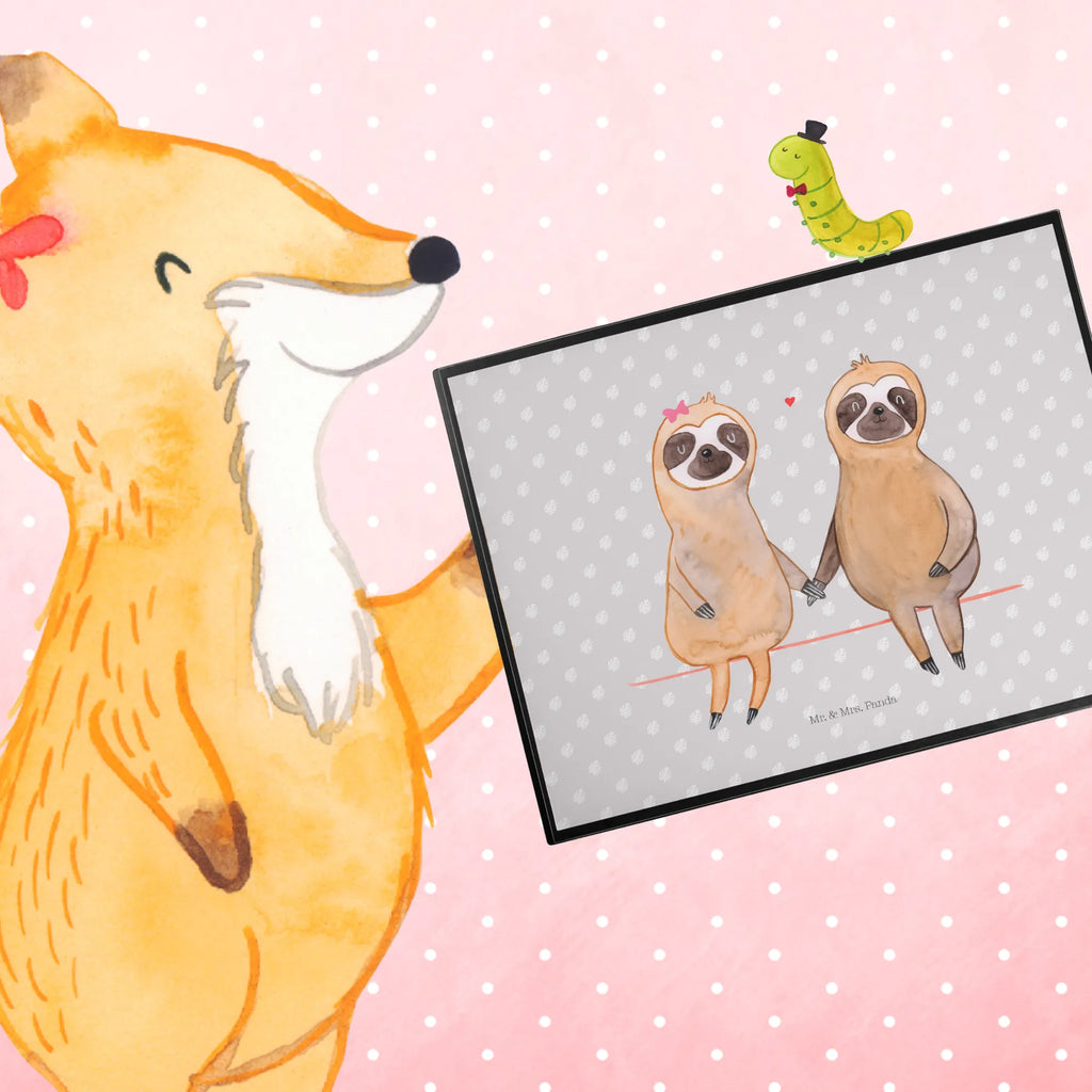 Schreibtischunterlage Faultier Pärchen Tischunterlage, Schreibtisch Matte, tischmatte, tischpad, schreibauflage, schreibmatte, schreibtischmatte, tischmatten, schreibtischauflagen, Schreibtisch Unterlagen, tischpads, arbeitsmatte, schreibauflagen, Schreibunterlage, arbeitsunterlage, Schreibtischauflage, schreibtischunterlagen, tischauflage, tischauflagen, pultunterlage, schreibtischunterlage, Faultier Deko, Faultier, Faultier Geschenk, Faultierliebe, Liebe, Liebespaar, Verliebt, Faultiere, Gemeinsam, Faultierpärchen, faul, Pärchen, Relaxen, Beziehung, Langsamkeit, Lieblingstier, Verlobt