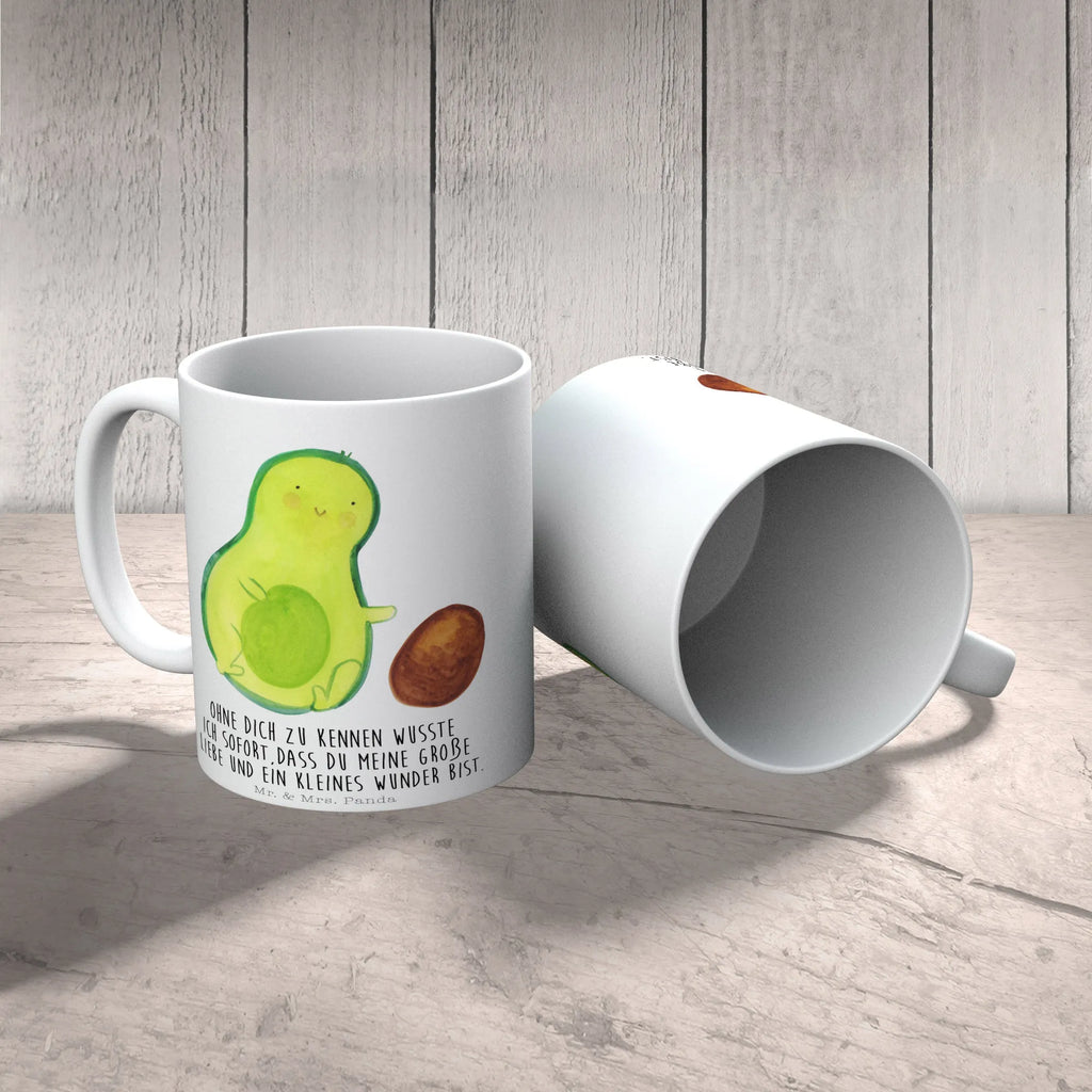 Tasse Avocado rollt Kern heißgetränkebecher, kaffeebecher keramik, tasse für büro, Keramiktasse, design tasse, Teebecher, Trinkbecher, Kaffeetasse, Bürobecher, tasse für kaffee, Geschenktasse, Henkeltasse, Designtasse, Tasse, Henkelbecher, Tasse mit Motiv, Becher, kaffeetasse keramik, Motivtasse, Kakaotasse, Bedruckte Tasse, Pott, Kaffeebecher, hochwertige tasse, statement tasse, Bürotasse, schöne tasse, haferl, Dekotasse, Coffee Mug, kaffeetasse bedruckt, Teepott, Teetasse, Kaffeepott, Trinktasse, Tasse mit Spruch, Sprüchetasse, Frühstücksbecher, Keramikbecher, milchkaffeetasse, kaffeebecher bedruckt, Frühstückstasse, Mug, Vegan, Avocado, Veggie, Gesund, Babyparty, Love, Baby, Liebe, Geburt, Zur Geburt, Schwanger, Avocados, Schwangerschaft, Erstes Kind, Säugling, Kind, Große Liebe, Geburtstag