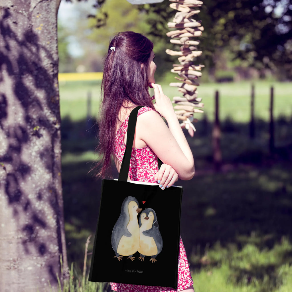 Tragetasche Pinguin umarmend shopping tasche, tote bag, Laptoptasche, Jutetasche, Strandtasche, Henkeltasche, Stofftasche, Einkaufstasche, Tasche, Einkaufsbeutel, Alltagstasche, Umhängetasche, Schultasche, Einkaufstüte, Jutebeutel, uni tasche, bedruckte tasche, büchertasche, Schultertasche, Badetasche, Statementbeutel, Tragetasche, Stoffbeutel, Beutel, Baumwolltasche, Beuteltasche, unitasche, baumwollbeutel, Shopper, Tüte, Leinentasche, Pinguin, Liebesbeweis, Verlobung, Liebe, Liebesgeschenk, Hochzeitstag, Jahrestag, Hochzeitsgeschenk, Liebespaar, Hochzeit