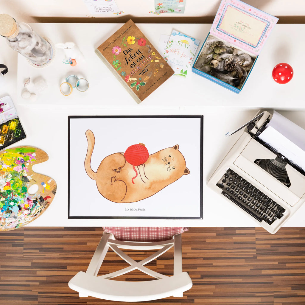 Desk pad Cat Wool Schreibunterlage, Schreibtischauflage, Schreibtischunterlage Groß, Schreibtisch Unterlagen, Bürobedarf, Büroartikel, Schreibwaren, Katze, Katzenmotiv, Katzenfan, Katzendeko, Katzenfreund, Katzenliebhaber, Katzenprodukte, Katzenartikel, Katzenaccessoires, Katzensouvenirs, Katzenliebhaberprodukte, Katzenmotive, Kater, Spiel, Katzenhalter, Cat, Katzen, verspielt, Spielen, Mietze, Katzenbesitzerin, Wolle, Cats, Haustier, Wollknäuel