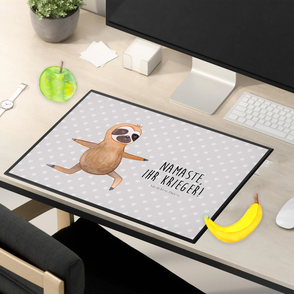 Schreibtischunterlage Faultier  Yoga Schreibtischunterlage Groß, Schreibtisch Unterlagen, Schreibtischauflage, Schreibunterlage, Bürobedarf, Büroartikel, Schreibwaren, Faultier, Faultier Geschenk, Faultier Deko, Faultiere, Entspannung, faul, Yoga, Atmung, Gelassenheit, Meditation, Lieblingstier, Namaste, Krieger, Yogaübungen