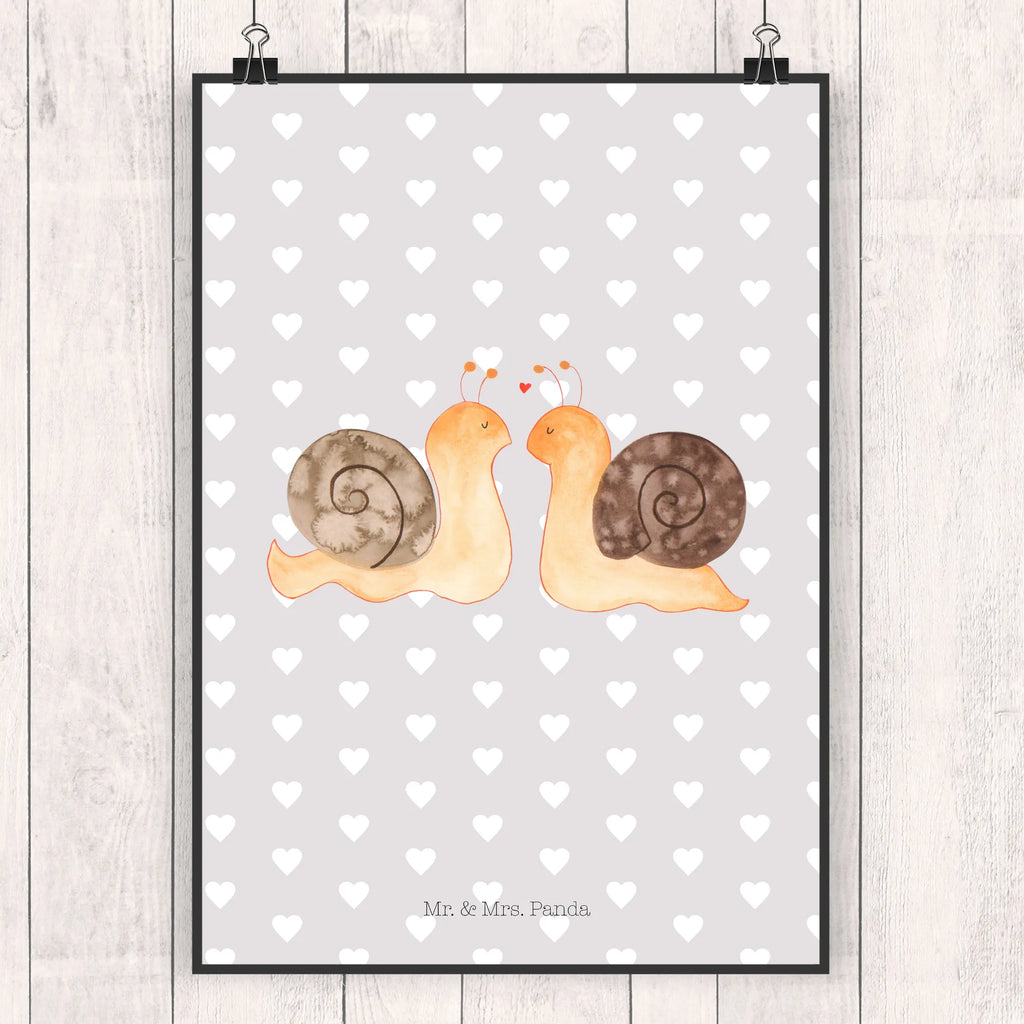 Poster Snails in love Bild für Wand, Wandschmuck, Deko Bild, kunstdruck poster, wandkunst, Wanddekoration, Plakat, kunstposter, Bild, grafikposter, Poster, Designposter, Posterdruck, wanddeko, Wandposter, kunst für die wand, Wanddeko Bild, drucke, wanddruck, Kunstdruck, Wandbild, Mr. & Mrs. Panda Poster, Hocheitstag, Jahrestag, Heiraten, Ehefrau, Freundin, Liebe, Heiratsantrag, Partner, Ehemann, Verlobung, Freund, Liebesgeschenk