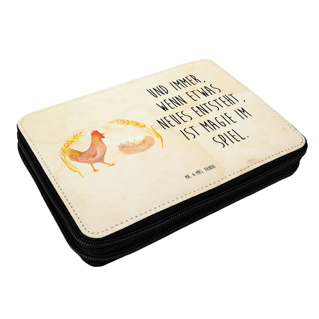 Federmappe Huhn stolz Stiftetasche, Büro Stifte Etui, Motiv, Schülerin, Federmappe Einschulung, Stifte Etui, Federmappe, Federmäppchen, Kind, Grundschule, Schule, Einschulung, Schüler, Bestückte Federmappe, Geschenk, Federmäppchen bedruckt, Stifterolle, Kinder Federmappe, Bauernhof, Hoftiere, Landwirt, Landwirtin, Schwangerschaft, Hahn, Magie, Hof, Henne, Hühner, Motivation, Eier, Geburt, Landleben, Spruch