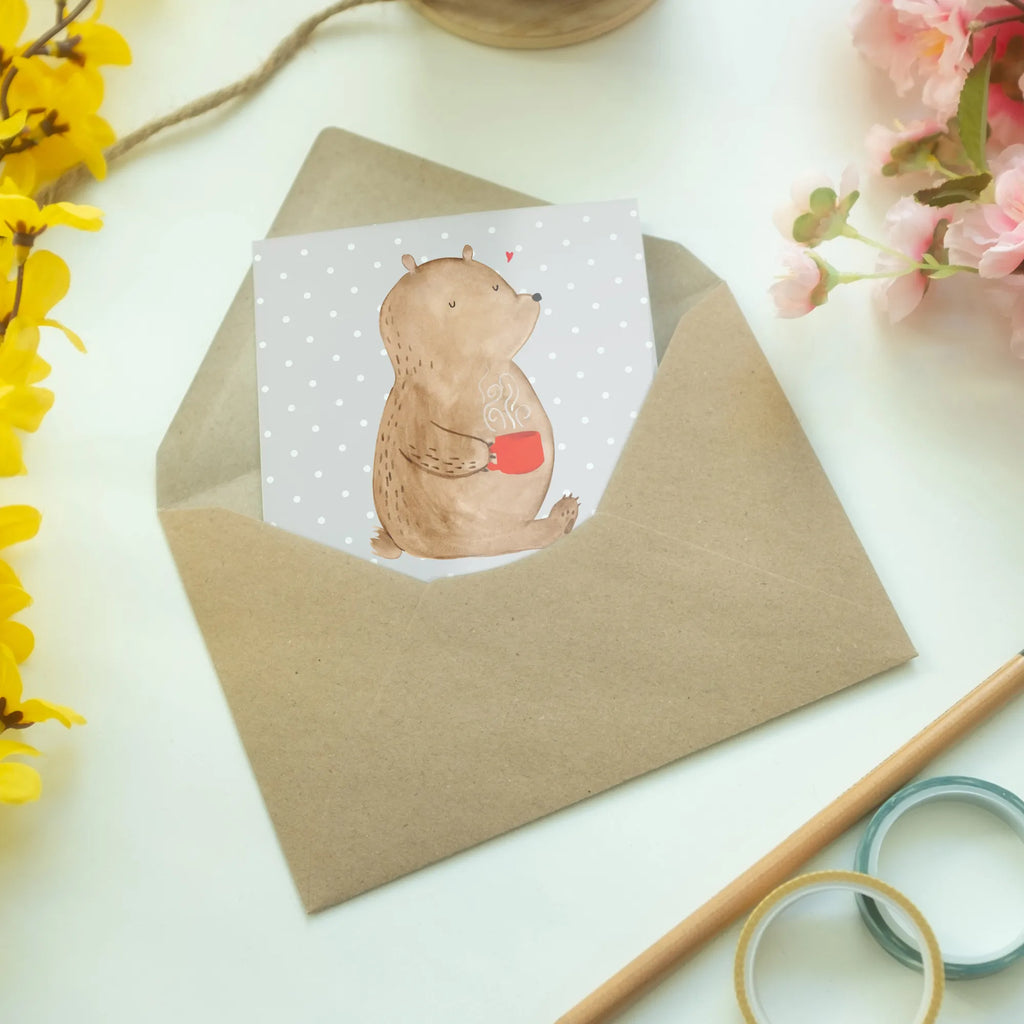 Grußkarte Bär Kaffee Grußkarte, Klappkarte, Beileidskarte, hochzeitskarten, vatertagskarte, weihnachtskarten, neujahrskarte, genesungskarte, osterkarte, osterkarten, Motivkarte, einladungskarten, Glückwunschkarte, abiturkarte, Grußkarten, spruchkarte, babykarte, jubiläumskarte, kommunionskarte, firmungskarte, valentinstagskarte, dankeskarten, glückwunschkarten, Teddy, Teddybär, Bär, Kaffee, Welt Erobern, Bären, Coffee, Motivation, Morgenroutine, Welt Retten, Guten Morgen