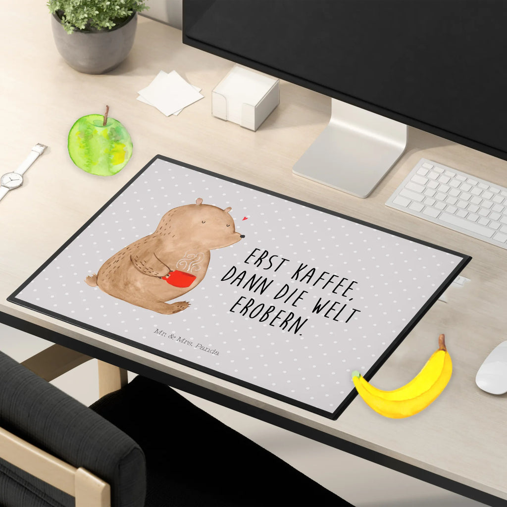 Schreibtischunterlage Bär Kaffee tischmatte, tischpads, arbeitsmatte, pultunterlage, tischauflagen, schreibmatte, schreibtischunterlage, Schreibtisch Unterlagen, Schreibtischauflage, schreibtischauflagen, schreibtischunterlagen, tischmatten, Schreibtisch Matte, schreibtischmatte, Schreibunterlage, tischpad, tischauflage, schreibauflage, schreibauflagen, arbeitsunterlage, Tischunterlage, Teddy, Teddybär, Bär, Bären, Kaffee, Motivation, Welt Erobern, Coffee, Guten Morgen, Morgenroutine, Welt Retten