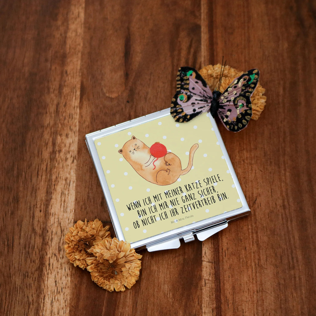 Handbag mirror Cat Wool Silber, Quadratischer Handspiegel, Mini Spiegel, Tragbarer Spiegel, Kosmetikspiegel Klein, Vintage Kompaktspiegel, Reise Spiegel, Spiegel Für Schminktasche, Runder Taschenspiegel, Handspiegel Für Damen, Handspiegel Geschenkidee, Handtaschenspiegel, Design Taschenspiegel, Spiegel Für Make-Up Tasche, Deko Handspiegel, Kompaktspiegel, Schminkspiegel To Go, Klappspiegel, Spiegel Für Handtasche, Schminkspiegel Kompakt, Klappbarer Handspiegel, Handspiegel Mit Hülle, Taschen-Kosmetikspiegel, Spiegel Für Unterwegs, Klappbarer Taschenspiegel, Handspiegel Zum Mitnehmen, Taschenspiegel, Katzenmotiv, Katzenfan, Katzendeko, Katzenfreund, Katzenliebhaber, Katzenprodukte, Katzenartikel, Katzenaccessoires, Katzensouvenirs, Katzenliebhaberprodukte, Katzenmotive, Katze, Katzen, Cats, Spiel, Verspielt, Spielen, Wolle, Haustier, Cat, Kater, Mietze, Katzenhalter, Wollknäuel, Katzenbesitzerin