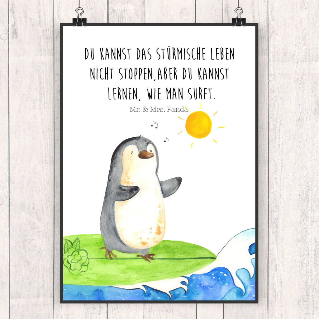 Plakat Pingwin surfista Wanddeko, Wanddekoration, Handgemaltes Poster, Kinderposter, Designposter, Raumdekoration, Poster, Bild, Küchenposter, Posterdruck, Wanddeko Bild, Kunstdruck, Wandposter, Mr. & Mrs. Panda Poster, Pinguin, Surfer, Urlaub, Portugal, surfen, Wellen, Hawaii, Pinguine, Wellen reiten