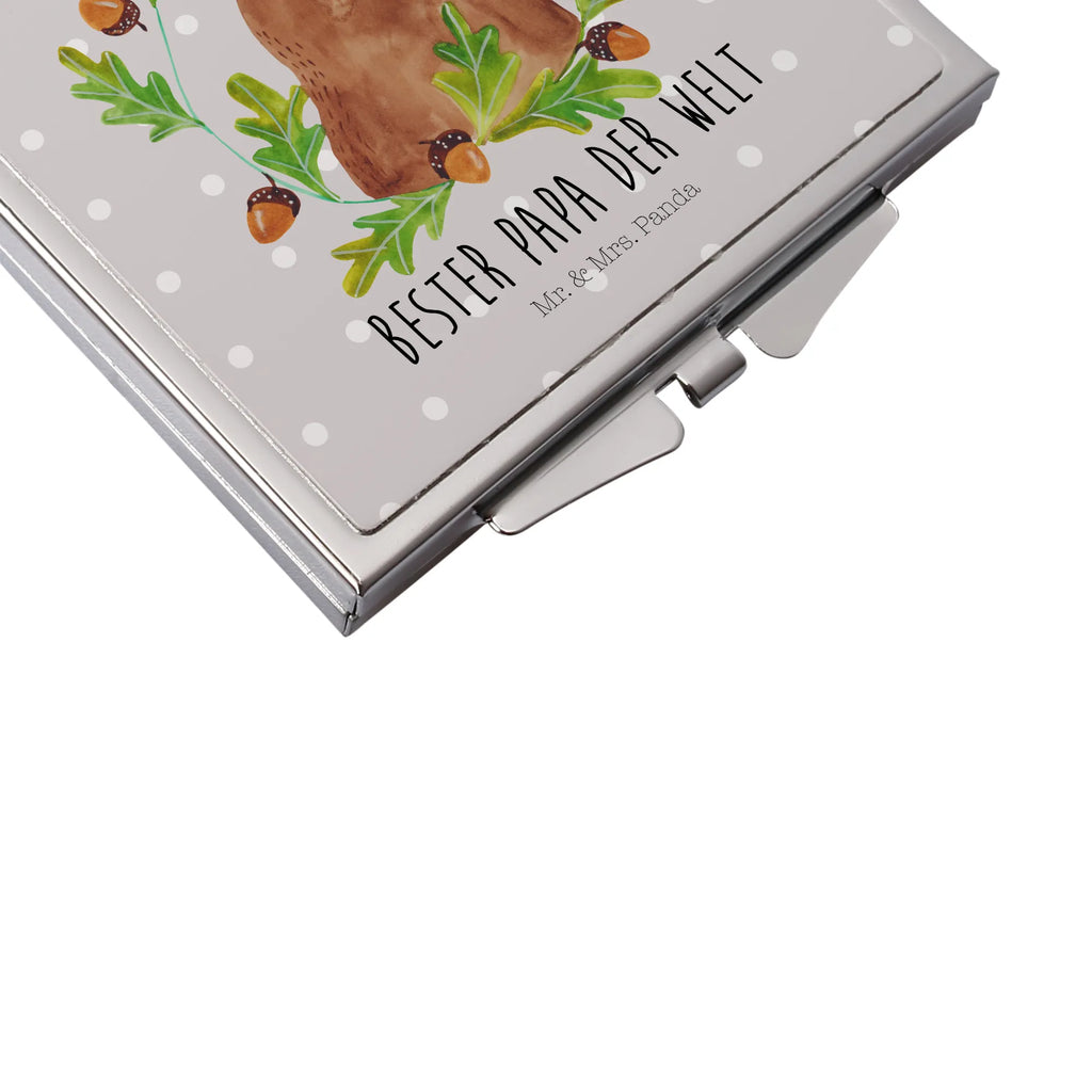 Kwadratowe lusterko do torebki Niedźwiedź król Kompaktspiegel, Kosmetikspiegel Klein, Silber, Handspiegel Zum Mitnehmen, Schminkspiegel To Go, Reise Spiegel, Tragbarer Spiegel, Schminkspiegel Kompakt, Klappbarer Taschenspiegel, Spiegel Für Make-Up Tasche, Spiegel Für Handtasche, Handspiegel Mit Hülle, Handtaschenspiegel, Quadratischer Handspiegel, Handspiegel Für Damen, Handspiegel Geschenkidee, Mini Spiegel, Klappspiegel, Spiegel Für Schminktasche, Runder Taschenspiegel, Taschen-Kosmetikspiegel, Spiegel Für Unterwegs, Taschenspiegel, Klappbarer Handspiegel, Deko Handspiegel, Design Taschenspiegel, Vintage Kompaktspiegel, Teddy, Bär, Teddybär, Bester Vater, Vater, Bester Papa, Weltbester Papa, Daddy, Dad, Vatertag, Papa, Papi, Papa Bär