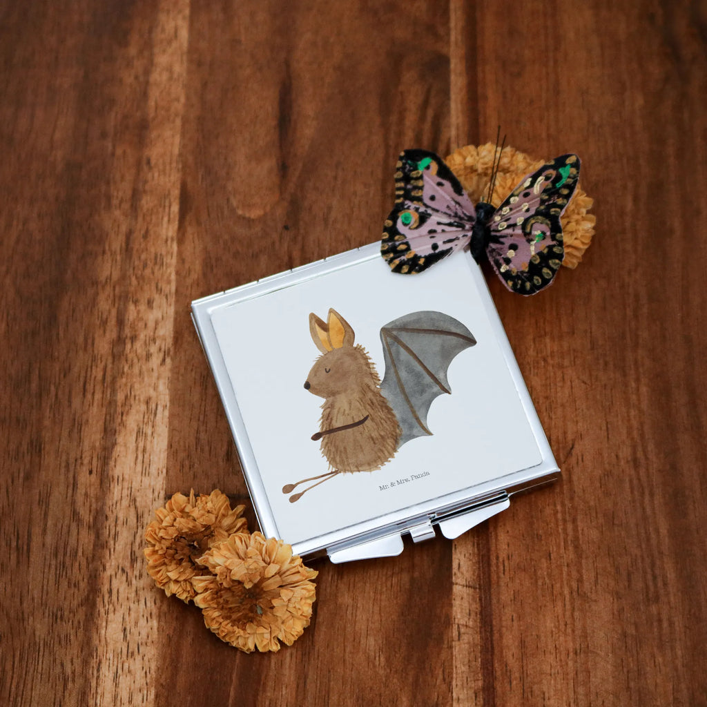 Kwadratowe lusterko do torebki Nietoperz siedzenie Handspiegel Mit Hülle, Taschenspiegel, Schminkspiegel To Go, Quadratischer Handspiegel, Klappbarer Taschenspiegel, Design Taschenspiegel, Reise Spiegel, Taschen-Kosmetikspiegel, Klappspiegel, Spiegel Für Schminktasche, Spiegel Für Unterwegs, Handspiegel Zum Mitnehmen, Schminkspiegel Kompakt, Vintage Kompaktspiegel, Runder Taschenspiegel, Handspiegel Für Damen, Mini Spiegel, Kompaktspiegel, Silber, Klappbarer Handspiegel, Kosmetikspiegel Klein, Deko Handspiegel, Tragbarer Spiegel, Handtaschenspiegel, Spiegel Für Make-Up Tasche, Handspiegel Geschenkidee, Spiegel Für Handtasche, Lustige Sprüche, Gute Laune, Tiermotive, Tiere, Fledermäuse, Entspannen, Motivation, Fledermaus