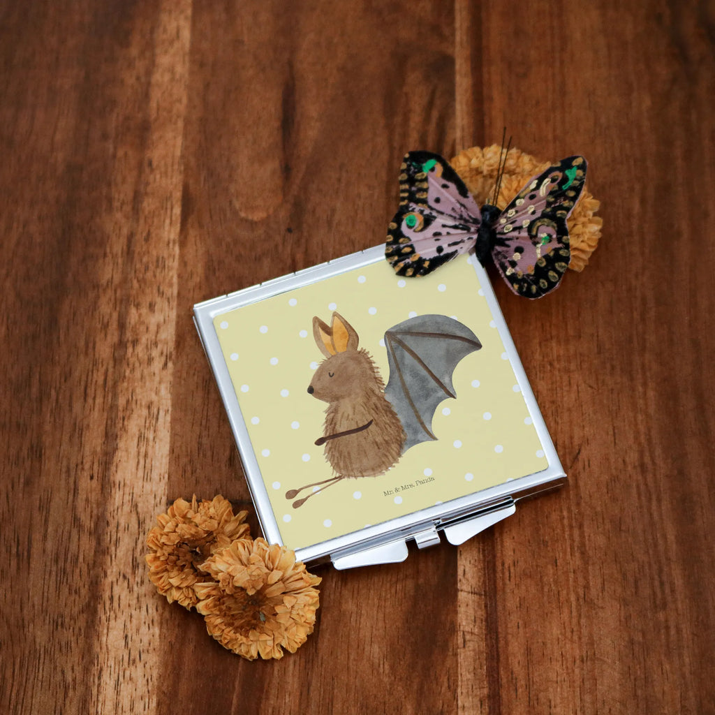 Kwadratowe lusterko do torebki Nietoperz siedzenie Handspiegel Mit Hülle, Taschenspiegel, Schminkspiegel To Go, Quadratischer Handspiegel, Klappbarer Taschenspiegel, Design Taschenspiegel, Reise Spiegel, Taschen-Kosmetikspiegel, Klappspiegel, Spiegel Für Schminktasche, Spiegel Für Unterwegs, Handspiegel Zum Mitnehmen, Schminkspiegel Kompakt, Vintage Kompaktspiegel, Runder Taschenspiegel, Handspiegel Für Damen, Mini Spiegel, Kompaktspiegel, Silber, Klappbarer Handspiegel, Kosmetikspiegel Klein, Deko Handspiegel, Tragbarer Spiegel, Handtaschenspiegel, Spiegel Für Make-Up Tasche, Handspiegel Geschenkidee, Spiegel Für Handtasche, Lustige Sprüche, Gute Laune, Tiermotive, Tiere, Fledermäuse, Entspannen, Motivation, Fledermaus