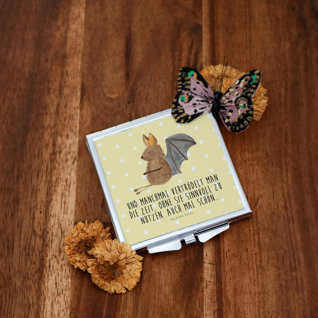 Kwadratowe lusterko do torebki Nietoperz siedzenie Handspiegel Mit Hülle, Taschenspiegel, Schminkspiegel To Go, Quadratischer Handspiegel, Klappbarer Taschenspiegel, Design Taschenspiegel, Reise Spiegel, Taschen-Kosmetikspiegel, Klappspiegel, Spiegel Für Schminktasche, Spiegel Für Unterwegs, Handspiegel Zum Mitnehmen, Schminkspiegel Kompakt, Vintage Kompaktspiegel, Runder Taschenspiegel, Handspiegel Für Damen, Mini Spiegel, Kompaktspiegel, Silber, Klappbarer Handspiegel, Kosmetikspiegel Klein, Deko Handspiegel, Tragbarer Spiegel, Handtaschenspiegel, Spiegel Für Make-Up Tasche, Handspiegel Geschenkidee, Spiegel Für Handtasche, Lustige Sprüche, Gute Laune, Tiermotive, Tiere, Fledermäuse, Entspannen, Motivation, Fledermaus