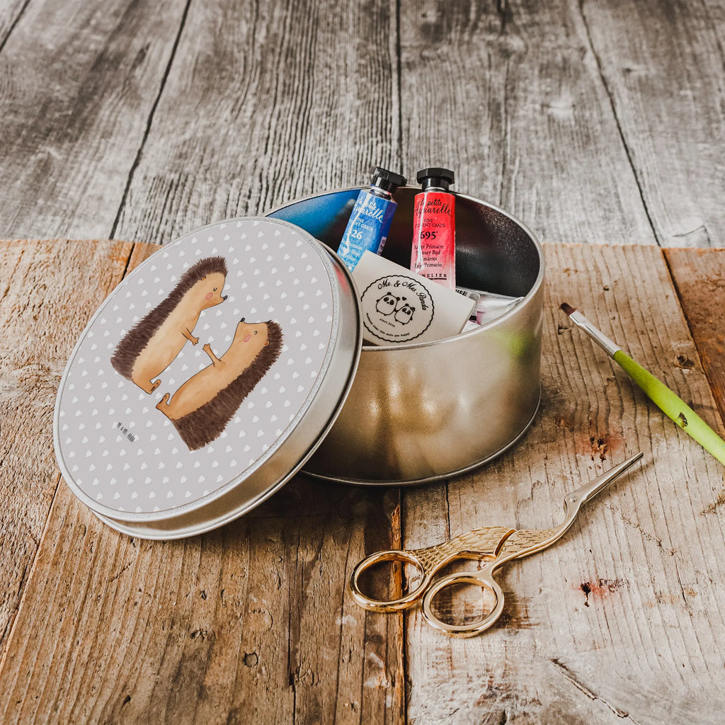 Round tin Hedgehogs in love Geschenkdose, Metallbox, Blechdose, plätzchendose, geschenkdosen, Dose, blechdosen, runde keksdosen, Vorratsdosen, Keksdose, gebäckdosen, dosen, runde dosen, Vorratsdose, plätzchendosen, metalldosen, runde keksdose, Aufbewahrungsbox, runddosen, Blechdose Rund, runde blechdosen, Runde Dose, Metalldose, Metalldose Rund, metallboxen, Runde Blechdose, Aufbewahrungsdosen, gebäckdose, Aufbewahrungsdose, runddose, keksdosen, Freund, Freundin, Jahrestag, Liebesgeschenk, Verlobung, Ehefrau, Heiratsantrag, Heiraten, Hocheitstag, Ehemann, Partner, Liebe, Hochzeitstag, Verheiratet, Verlobt, Liebesbeweis, Hochzeit, Geschenk, Verliebt, Igel