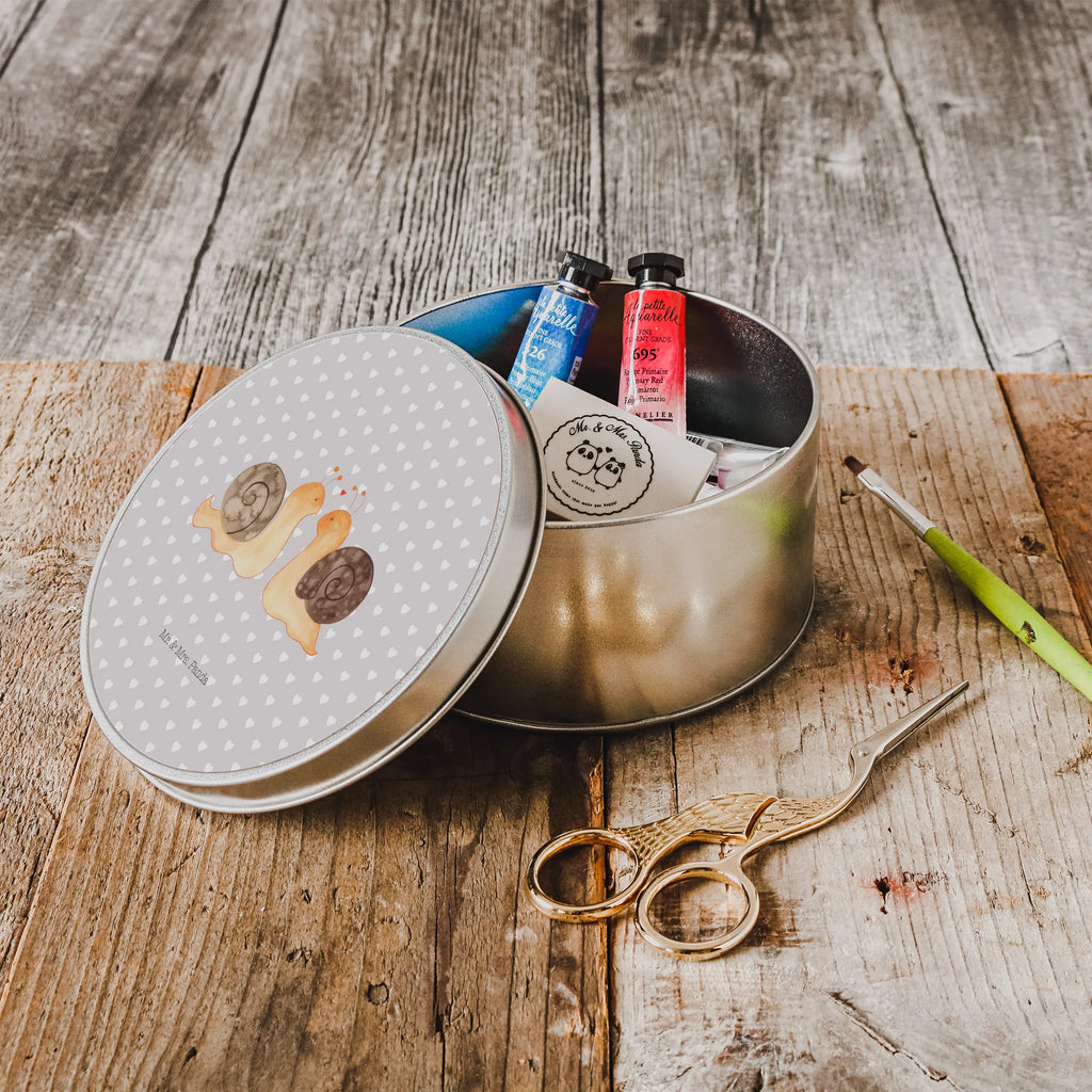 Round tin Snails in love runde dosen, keksdosen, Geschenkdose, Metalldose, runde keksdose, Metalldose Rund, Aufbewahrungsdose, Blechdose Rund, blechdosen, plätzchendose, Metallbox, plätzchendosen, Dose, Runde Dose, metalldosen, Blechdose, runddose, Aufbewahrungsdosen, gebäckdose, dosen, Vorratsdose, Aufbewahrungsbox, runde keksdosen, Vorratsdosen, geschenkdosen, metallboxen, Runde Blechdose, gebäckdosen, runddosen, Keksdose, runde blechdosen, Freund, Freundin, Jahrestag, Liebesgeschenk, Verlobung, Ehefrau, Heiratsantrag, Heiraten, Hocheitstag, Ehemann, Partner, Liebe