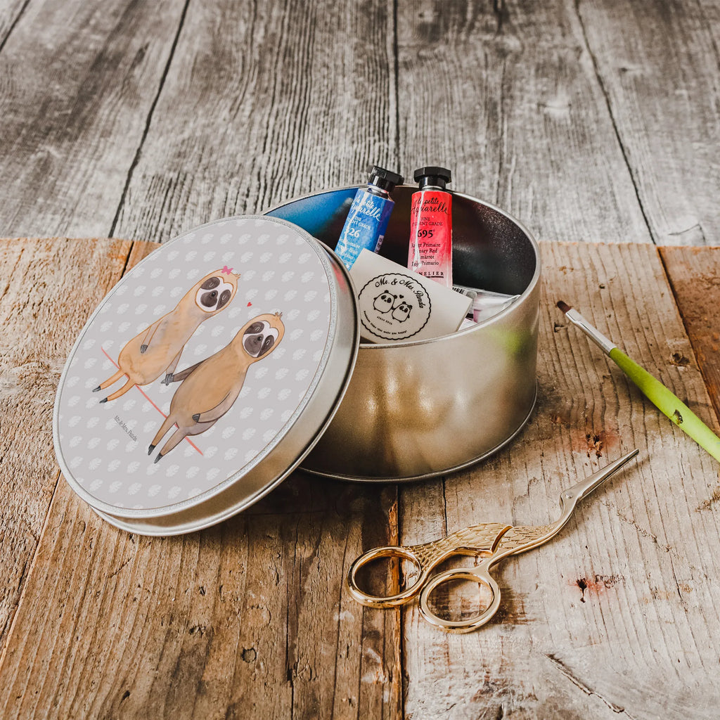 Blechdose rund Faultier Pärchen Geschenkbox Rund Metall, Aufbewahrungsdose Rund Metall, Runde Dose Für Geschenk, Runde Dose Zum Selbstgestalten, Runde Blechdose Küche, Runde Dose Nostalgisch, Runde Dose Zum Befüllen, Metalldose Rund, Runde Dose Mit Deckel, Vorratsdose Rund Blech, Vorratsdose Aus Metall Rund, Dose Für Süßigkeiten Rund, Kleine Runde Blechdose, Dose Für Kekse Rund, Dose Rund Für Büro, Blechdose Mit Deckel Rund, Runde Blechdose Mit Motiv, Teedose Rund Metall, Große Runde Blechdose, Metalldose Mit Deckel, Runde Dose Bedruckt, Runde Dose Mit Liebevollem Design, Runde Dose Mit Klappdeckel, Dekodose Rund Metall, Blechdose Rund, Runde Dose Für Schmuck, Runde Blechdose, Runde Blechdose Mit Spruch, Dose Für Kleinkram Rund, Vintage Blechdose Rund, Runde Dose Für Haushalt, Runde Dose Aufbewahrung, Runde Dose Aus Blech, Runde Dose Für Bastelsachen, Faultier, Faultier Geschenk, Faultier Deko, gemeinsam, Faultierliebe, Faultiere, Pärchen, faul, Faultierpärchen, relaxen, Liebe, verliebt, Liebespaar, Langsamkeit, verlobt, Lieblingstier, Beziehung