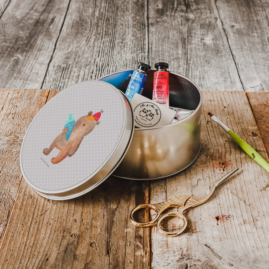 okrągła puszka z blachy Niedźwiedź Torebka szkolna Blechdose Rund, metallboxen, Metallbox, metalldosen, gebäckdosen, Blechdose, runde keksdosen, Metalldose Rund, runddose, geschenkdosen, Dose, gebäckdose, Aufbewahrungsdose, runde keksdose, keksdosen, plätzchendose, Runde Blechdose, Vorratsdosen, Aufbewahrungsbox, Runde Dose, Keksdose, Metalldose, runde dosen, runddosen, Aufbewahrungsdosen, blechdosen, Vorratsdose, runde blechdosen, dosen, Geschenkdose, plätzchendosen, Teddy, Bär, Teddybär, Einschulung Geschenk, Erster Schultag Geschenk, Schultüte, Schulanfang, Schule Geschenk, Grundschule, Bär Motiv, Schulbeginn