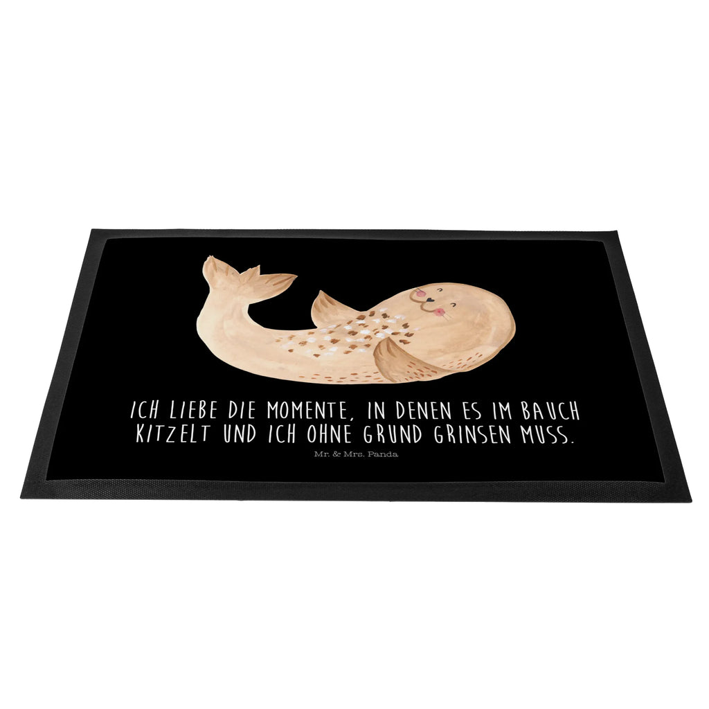 Fußmatte Robbe Liegen Haustürmatte, Schmutzfänger, Schuhabstreifer, Fußmatten, schmutzfangmatten, matte haustür, Fußabstreifer, Fußabtreter, außenmatte, Eingangsteppich, fußmatte, Abtreter, Schmutzfangteppich, Türvorleger, türmatten, flurmatte, Türmatte, sauberlaufmatten, Sauberlaufmatte, abstreifer, Eingangsmatte, Abtretmatte, Schmutzmatte, Fussmatte, Schmutzfangmatte, hausmatte, Gute Laune, Lustige Sprüche, Tiere, Tiermotive, Robben, Meerestier, Seehund, Lachen, Strand, Ostsee, Freude, Nordsee, Robbe