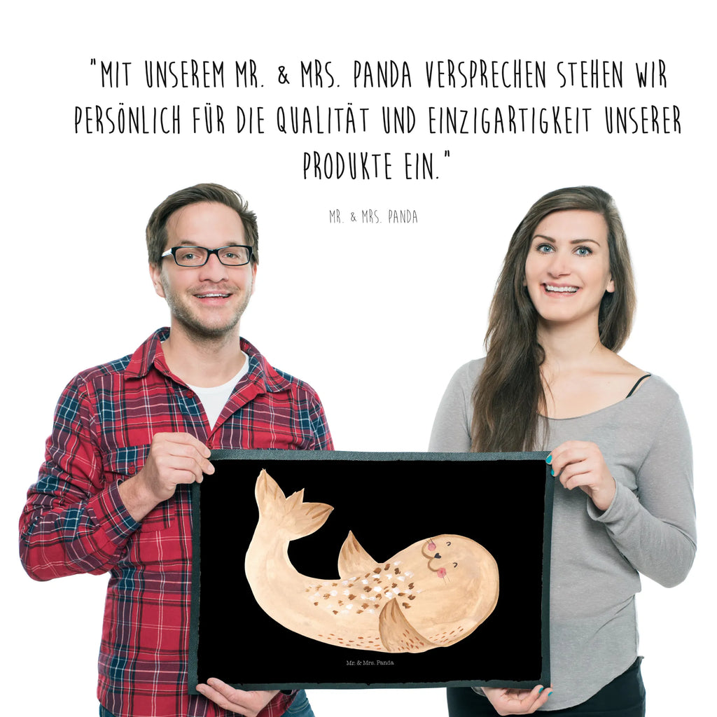 Fußmatte Robbe Liegen Haustürmatte, Schmutzfänger, Schuhabstreifer, Fußmatten, schmutzfangmatten, matte haustür, Fußabstreifer, Fußabtreter, außenmatte, Eingangsteppich, fußmatte, Abtreter, Schmutzfangteppich, Türvorleger, türmatten, flurmatte, Türmatte, sauberlaufmatten, Sauberlaufmatte, abstreifer, Eingangsmatte, Abtretmatte, Schmutzmatte, Fussmatte, Schmutzfangmatte, hausmatte, Gute Laune, Lustige Sprüche, Tiere, Tiermotive, Robben, Meerestier, Seehund, Lachen, Strand, Ostsee, Freude, Nordsee, Robbe