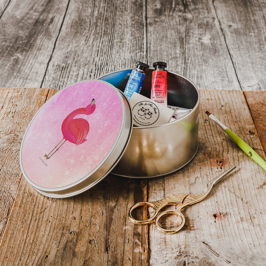 okrągła puszka z blachy Flamingo Duma Runde Dose Mit Liebevollem Design, Dose Rund Für Büro, Runde Blechdose Mit Motiv, Runde Dose Zum Selbstgestalten, Dose Für Kekse Rund, Runde Blechdose Küche, Runde Dose Mit Deckel, Aufbewahrungsdose Rund Metall, Runde Dose Aus Blech, Kleine Runde Blechdose, Dose Für Süßigkeiten Rund, Teedose Rund Metall, Vorratsdose Aus Metall Rund, Runde Dose Aufbewahrung, Runde Dose Für Schmuck, Blechdose Mit Deckel Rund, Dose Für Kleinkram Rund, Runde Dose Nostalgisch, Runde Dose Für Geschenk, Vorratsdose Rund Blech, Große Runde Blechdose, Metalldose Rund, Runde Blechdose, Runde Dose Mit Klappdeckel, Runde Dose Für Bastelsachen, Runde Dose Bedruckt, Runde Dose Für Haushalt, Runde Dose Zum Befüllen, Dekodose Rund Metall, Runde Blechdose Mit Spruch, Metalldose Mit Deckel, Blechdose Rund, Geschenkbox Rund Metall, Vintage Blechdose Rund, Flamingo, Tochter, beste Freundin, Schwester, Mama, Freundin, Selbstliebe, Freude, stolz, Selbstakzeptanz
