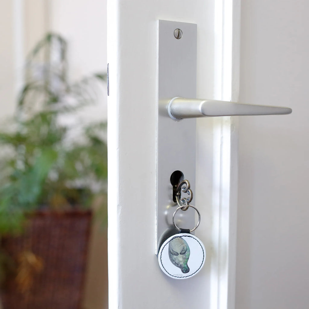 Rund Schlüsselanhänger Seekuh Happy Schlüsselanhänger, Schlüsselanhänger Schlüssel, Schlüsselring, Schlüsselband, Schlüsselhalter, Schlüsselaccessoire, Schlüsselanhänger Mit Motiv, Schlüsselanhänger Mit Spruch, Schlüsselanhänger Modern, Schlüsselanhänger Klassisch, Schlüsselanhänger Lustig, Schlüsselanhänger Niedlich, Schlüsselanhänger Elegant, Schlüsselanhänger Bunt, Schlüsselanhänger Leder, Schlüsselanhänger Metall, Schlüsselanhänger Holz, Schlüsselanhänger Kunststoff, Schlüsselanhänger Stoff, Schlüsselanhänger Filz, Schlüsselanhänger Tiermotiv, Schlüsselanhänger Herz, Schlüsselanhänger Auto, Schlüsselanhänger Haus, Schlüsselanhänger Für Damen, Schlüsselanhänger Für Herren, Schlüsselanhänger Für Kinder, Schlüsselanhänger Für Paare, Schlüsselanhänger Partner, Schlüsselanhänger Freundschaft, Schlüsselanhänger Geschenk, Schlüsselanhänger Geburtstag, Schlüsselanhänger Liebe, Schlüsselanhänger Handgemacht, Schlüsselanhänger Nachhaltig, Schlüsselanhänger Personalisierbar, Schlüsselanhänger Mit Gravur, Schlüsselanhänger Mit Namen, Schlüsselanhänger Mit Foto, Meerestiere, Meer, Urlaub, Seekuh, Seekühe, Selbstliebe, Respekt, Neuanfang, Neustart, Achtsamkeit, Zufrieden, Liebeskummer, Freundin