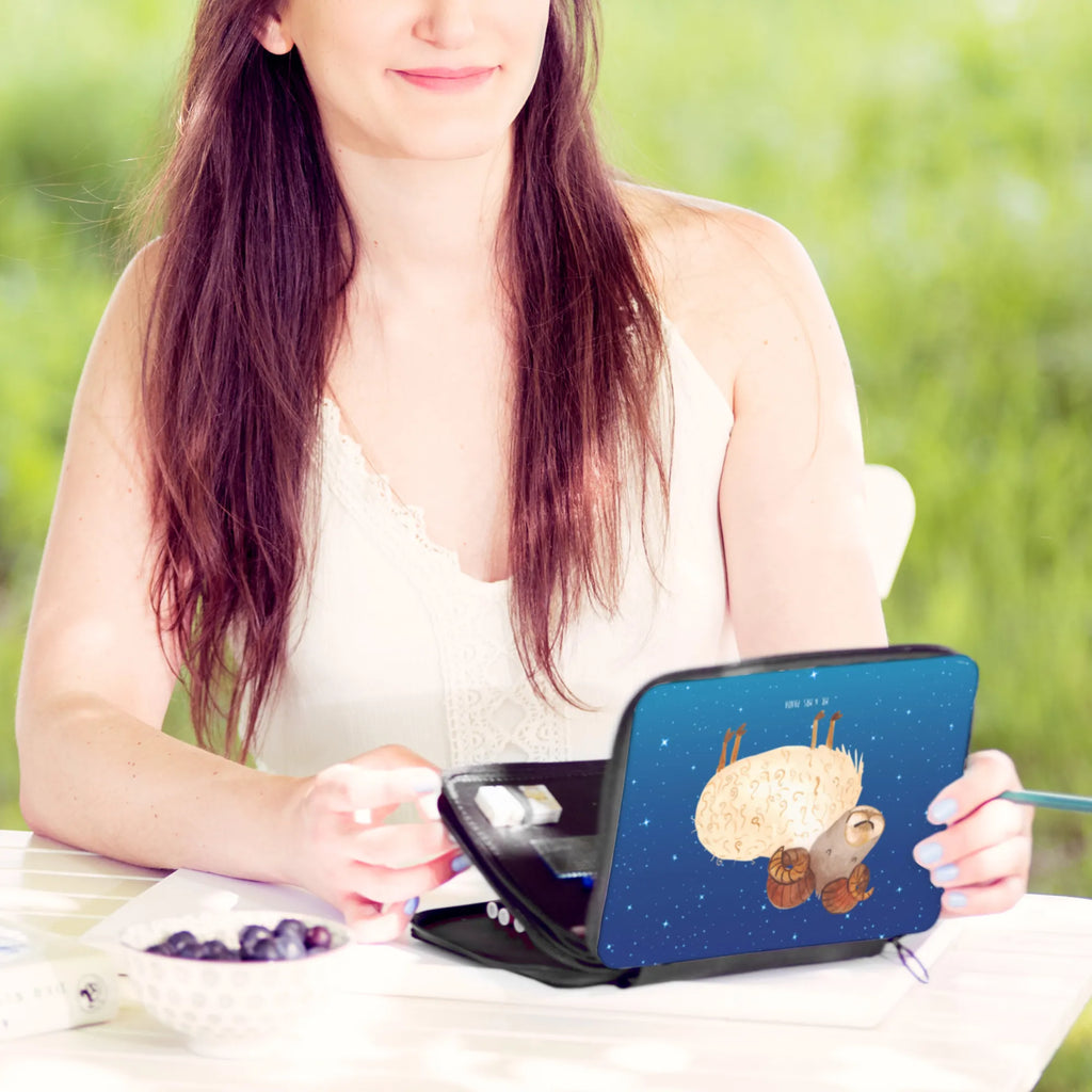 Federmappe Sternzeichen Widder Federmäppchen, Stiftemappe, Stiftetasche, Federtasche, Buntstiftetui, Malmappe, Stifte Etui, Schüleretui, Schlampermäppchen, Schulmäppchen, Mäppchen, Federmappe Set, Bleistiftetui, Schuletui, Stiftebeutel, Zeichenetui, Bleistift Etui, Schreibmappe, Stifteetui, Farbstiftetui, Buntstiftmäppchen, Schreibetui, Etui für Stifte, Sternzeichen, Tierkreiszeichen, Horoskop, Astrologie, Aszendent, Geschenk März, Geschenk April, Widder Sternzeichen, Widder Geschenk, Bock, Geburtstag April, Geburtstag März, Schafbock