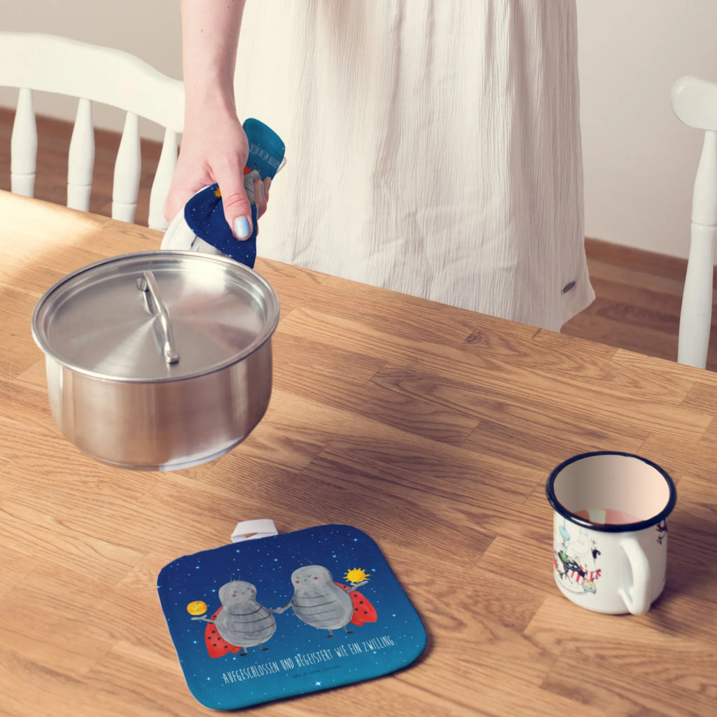 2-elementowy zestaw podkładek pod garnki znak zodiaku Bliźniak Topflappen 2er Set, Topfhandschuhe, Topflappen, Topfuntersetzer, Topflappenset, Topflappen Set, 2er Set Topflappen, topfhalter, Horoskop, Astrologie, Aszendent, Sternzeichen, Tierkreiszeichen, Geschenk Mai, Marienkäfer, Glückskäfer, Geschenk Juni, Geburtstag Mai, Zwillingsschwester, Zwilling Sternzeichen, Zwillinge, Zwillingsbruder, Zwilling Geschenk