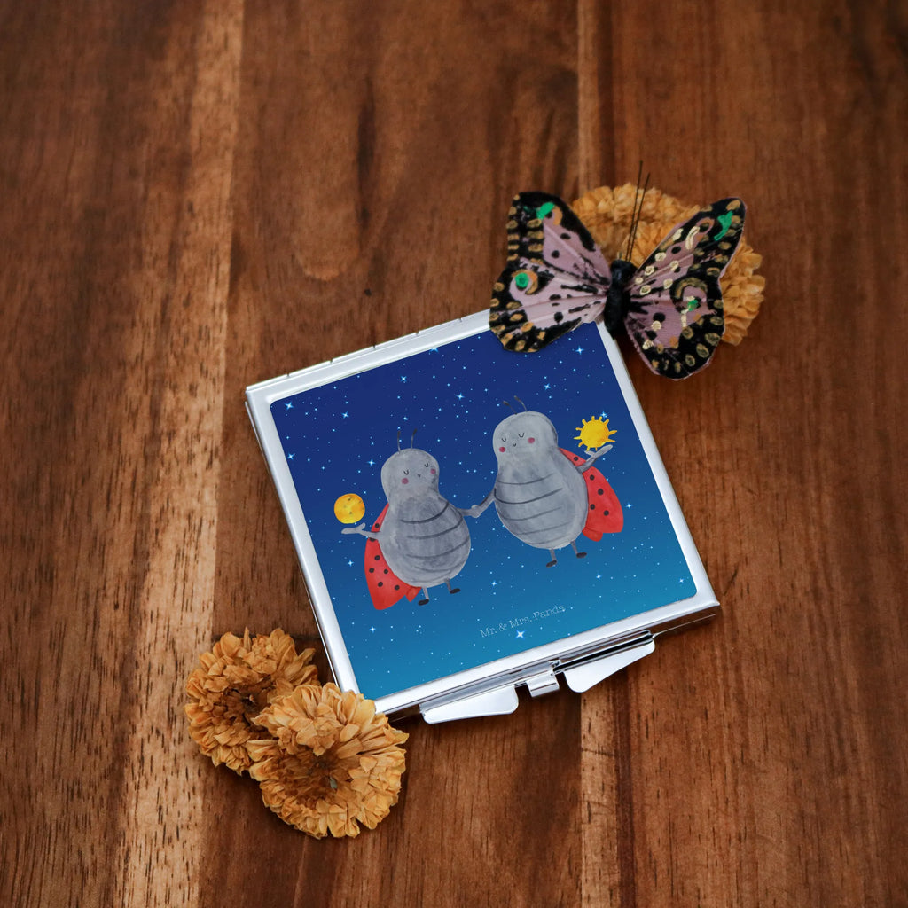 Kwadratowe lusterko do torebki znak zodiaku Bliźniak Deko Handspiegel, Klappbarer Taschenspiegel, Vintage Kompaktspiegel, Handspiegel Zum Mitnehmen, Schminkspiegel Kompakt, Handspiegel Mit Hülle, Handspiegel Für Damen, Spiegel Für Make-Up Tasche, Mini Spiegel, Kompaktspiegel, Klappbarer Handspiegel, Schminkspiegel To Go, Spiegel Für Handtasche, Kosmetikspiegel Klein, Spiegel Für Schminktasche, Taschenspiegel, Quadratischer Handspiegel, Handtaschenspiegel, Handspiegel Geschenkidee, Spiegel Für Unterwegs, Reise Spiegel, Design Taschenspiegel, Tragbarer Spiegel, Klappspiegel, Silber, Runder Taschenspiegel, Taschen-Kosmetikspiegel, Sternzeichen, Tierkreiszeichen, Horoskop, Astrologie, Aszendent, Zwilling Geschenk, Zwillingsbruder, Zwillingsschwester, Geschenk Mai, Marienkäfer, Zwillinge, Zwilling Sternzeichen, Geschenk Juni, Geburtstag Mai, Glückskäfer