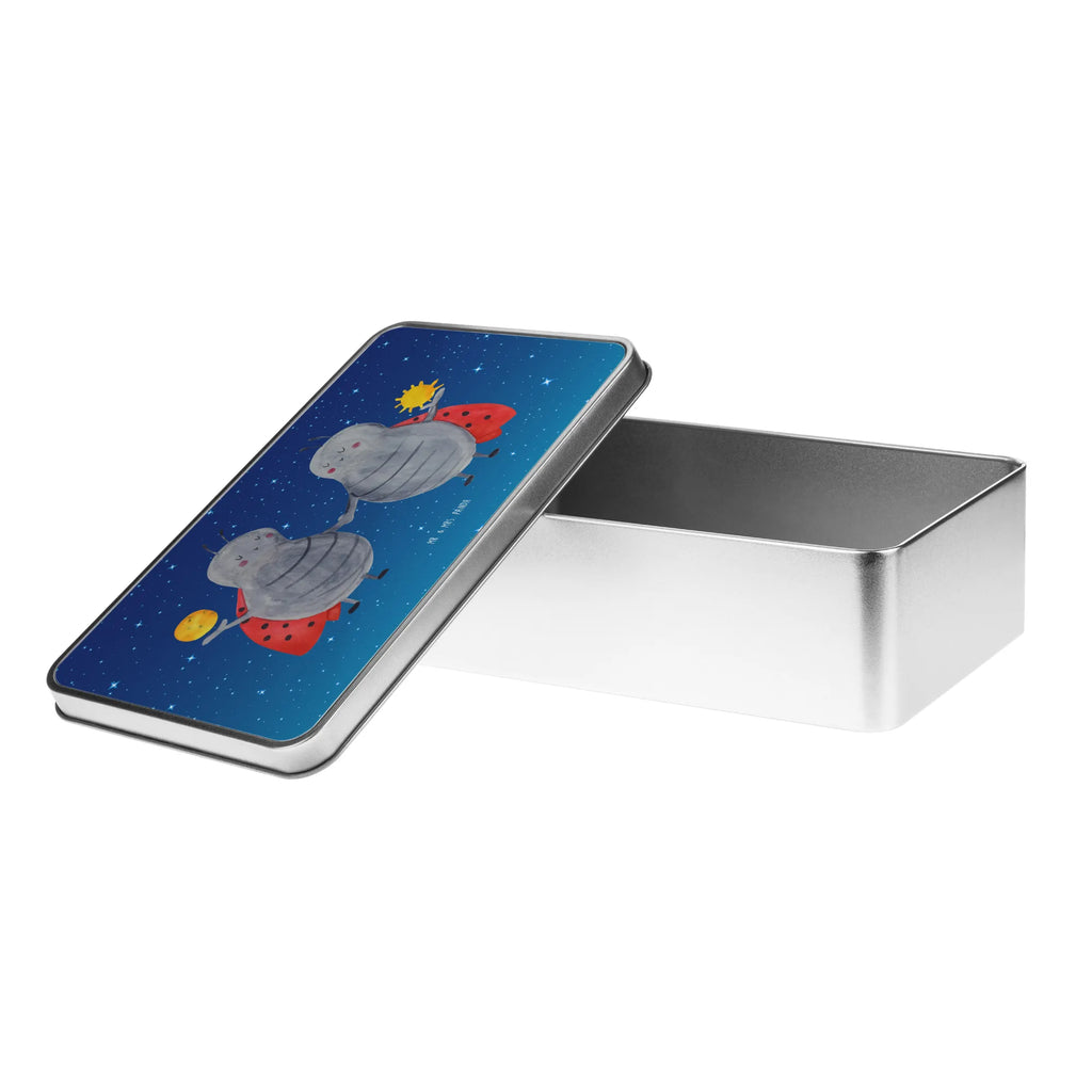 Metalldose rechteckig Sternzeichen Zwilling Verpackungsdose Metall, Vorratsbox Metall, Große Metalldose, Blechbox Mit Aufdruck, Metalldose Zum Selbstgestalten, Aufbewahrungsdose Aus Blech, Blechdose, Bedruckte Metalldose, Metalldose Mit Motiv, Metallbehälter Mit Deckel, Kleine Metalldose, Aufbewahrungsdose Metall, Geschenkbox Metall, Vorratsdose Metall, Runddose Metall, Kaffeedose Metall, Aufbewahrungsbox Metall, Moderne Metalldose, Vorratsbehälter Aus Metall, Deko Metalldose, Metalldose, Nostalgische Blechdose, Rechteckige Dose Metall, Retro Metalldose, Metalldose Mit Scharnierdeckel, Personalisierbare Metalldose, Dekodose Metall, Metalldose Design, Geschenkverpackung Aus Metall, Basteldose Metall, Keksdose Metall, Süßigkeitendose Metall, Metalldose Zum Befüllen, Dose Aus Metall, Dose Mit Deckel Metall, Metalldose Mit Spruch, Deko Aufbewahrungsdose Metall, Sammeldose Metall, Teedose Metall, Vintage Metalldose, Blechbehälter, Klappdose Metall, Schmuckdose Metall, Tierkreiszeichen, Sternzeichen, Horoskop, Astrologie, Aszendent, Geschenk Juni, Zwillinge, Geburtstag Mai, Zwillingsbruder, Marienkäfer, Zwilling Sternzeichen, Zwillingsschwester, Zwilling Geschenk, Glückskäfer, Geschenk Mai