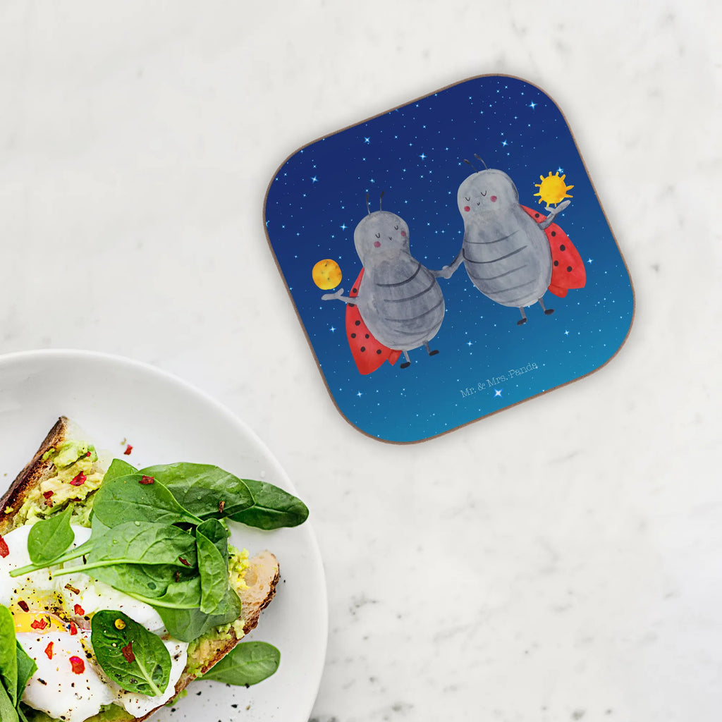 Untersetzer Sternzeichen Zwilling weinuntersetzer, Untersetzer Tasse, weinflaschenuntersetzer, Flaschenuntersetzer, bieruntersetzer, Kaffeeuntersetzer, Tassen Untersetzer, Design Untersetzer, Quadratischer Untersetzer, Tischuntersetzer, Untersetzer Glas, Untersetzer Quadratisch, hartfaseruntersetzer, Untersetzer Kaffee, Untersetzer, garten untersetzer, Getränkeuntersetzer, unterleger, gläseruntersetzer, Tassenuntersetzer, party untersetzer, Teeuntersetzer, Untersetzer Gläser, Becheruntersetzer, esstisch untersetzer, Coaster, schutzuntersetzer, grill untersetzer, Tischschoner, Untersetzer Tee, Glasuntersetzer, deko untersetzer, Holzuntersetzer, eckiger untersetzer, Baruntersetzer, Untersetzer für Gläser, hartfaser untersetzer, bar untersetzer, weinglasuntersetzer, Horoskop, Astrologie, Aszendent, Sternzeichen, Tierkreiszeichen, Zwilling Sternzeichen, Geburtstag Mai, Zwillingsschwester, Geschenk Mai, Geschenk Juni, Zwilling Geschenk, Marienkäfer, Glückskäfer, Zwillinge, Zwillingsbruder