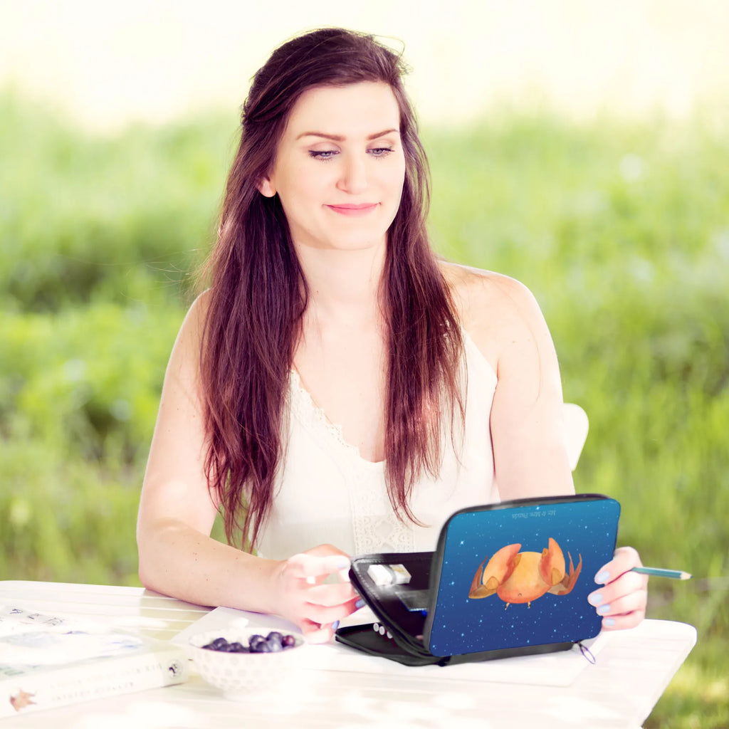 Federmappe Sternzeichen Krebs Geschenk, Federmappe Einschulung, Bestückte Federmappe, Stifterolle, Federmäppchen, Einschulung, Federmappe, Federmäppchen bedruckt, Kinder Federmappe, Stifte Etui, Schule, Schülerin, Büro Stifte Etui, Stiftetasche, Schüler, Motiv, Kind, Grundschule, Tierkreiszeichen, Sternzeichen, Horoskop, Astrologie, Aszendent, Geschenk Meer, Krabbe, Krebs Geschenk, Geschenk Juli, Krebs Sternzeichen, Krebse, Meerestier, Geburtstag Juni, Geschenk Juni, Geburtstag Juli