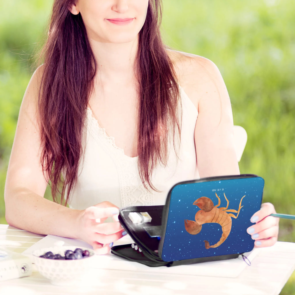 Federmappe Sternzeichen Skorpion Geschenk, Schule, Stifterolle, Grundschule, Schüler, Federmappe Einschulung, Federmäppchen bedruckt, Bestückte Federmappe, Kind, Kinder Federmappe, Schülerin, Federmäppchen, Motiv, Federmappe, Stifte Etui, Stiftetasche, Einschulung, Büro Stifte Etui, Tierkreiszeichen, Sternzeichen, Horoskop, Astrologie, Aszendent, Geschenk Oktober, Skorpion Sternzeichen, Geschenk November, Geburtstag Oktober, Skorpione, Skorpion Geschenk, Geburtstag November