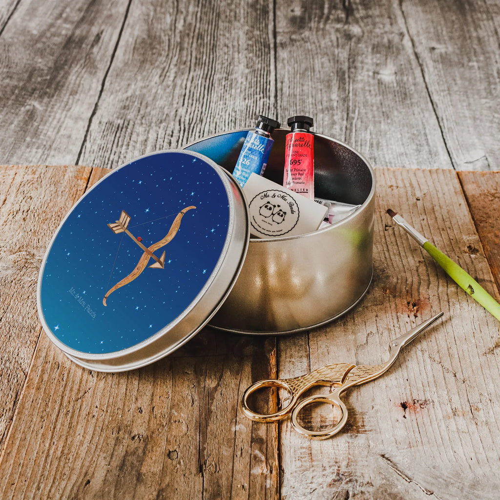 Round tin Star sign Protect Metallbox, plätzchendose, plätzchendosen, blechdosen, metalldosen, runde dosen, Dose, Aufbewahrungsbox, Keksdose, Geschenkdose, runde keksdosen, runde keksdose, Runde Blechdose, Metalldose Rund, runddose, gebäckdose, Runde Dose, Blechdose Rund, dosen, Aufbewahrungsdosen, Blechdose, Vorratsdose, keksdosen, Metalldose, gebäckdosen, geschenkdosen, metallboxen, runde blechdosen, runddosen, Aufbewahrungsdose, Vorratsdosen, Sternzeichen, Tierkreiszeichen, Horoskop, Astrologie, Aszendent, Geschenk Schützenfest, Schütze Geschenk, Geschenk Dezember, Schütze, Geschenk November, Geburtstag Dezember, Geburtstag November, Schütze Sternzeichen